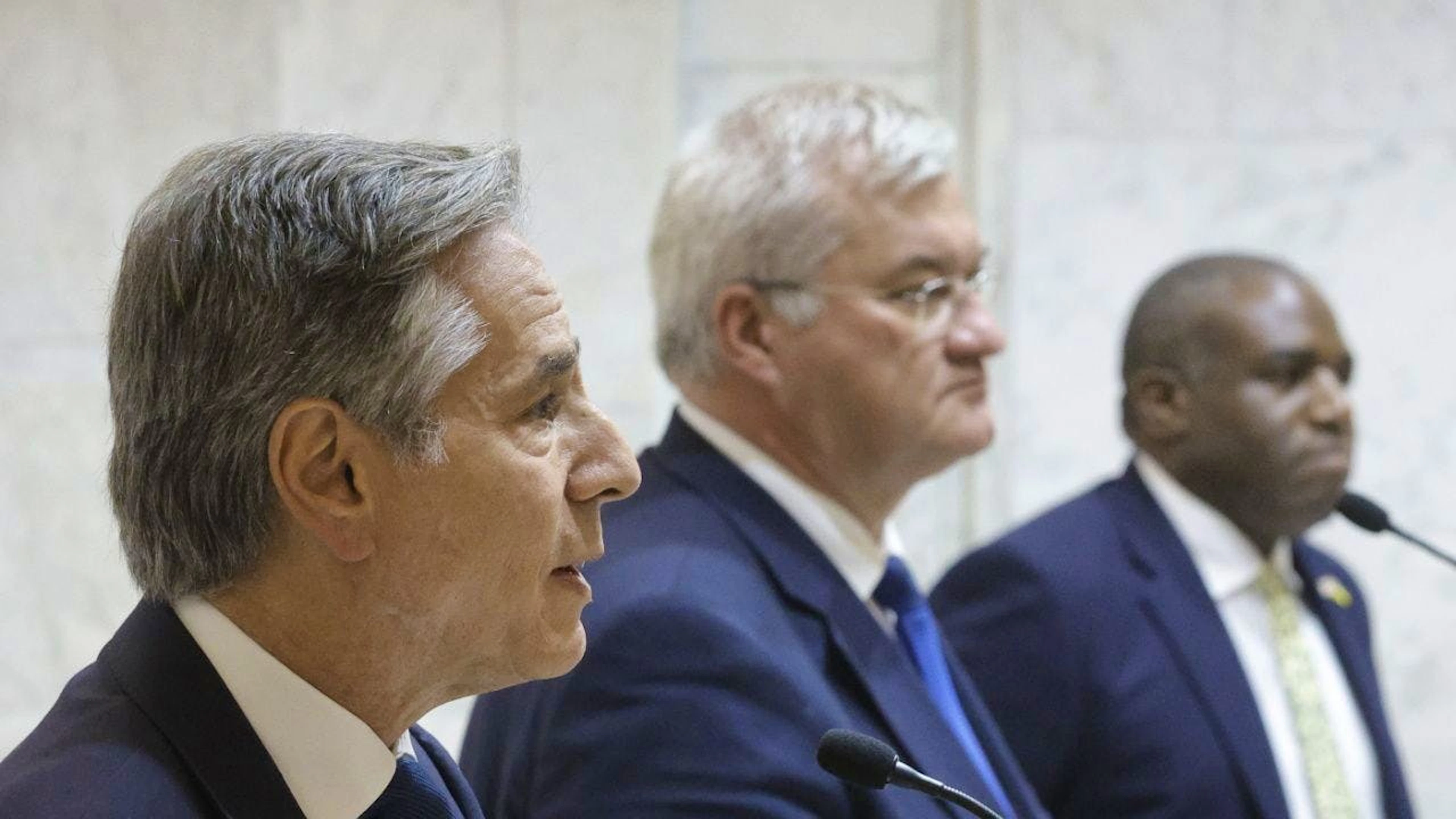 "Nous travaillons d'urgence pour continuer à garantir que l'Ukraine dispose de ce dont elle a besoin pour se défendre efficacement", a déclaré Antony Blinken, lors d'une conférence de presse avec ses homologues ukrainien et britannique Andrii Sybiha et David Lammy, à Kiev.
