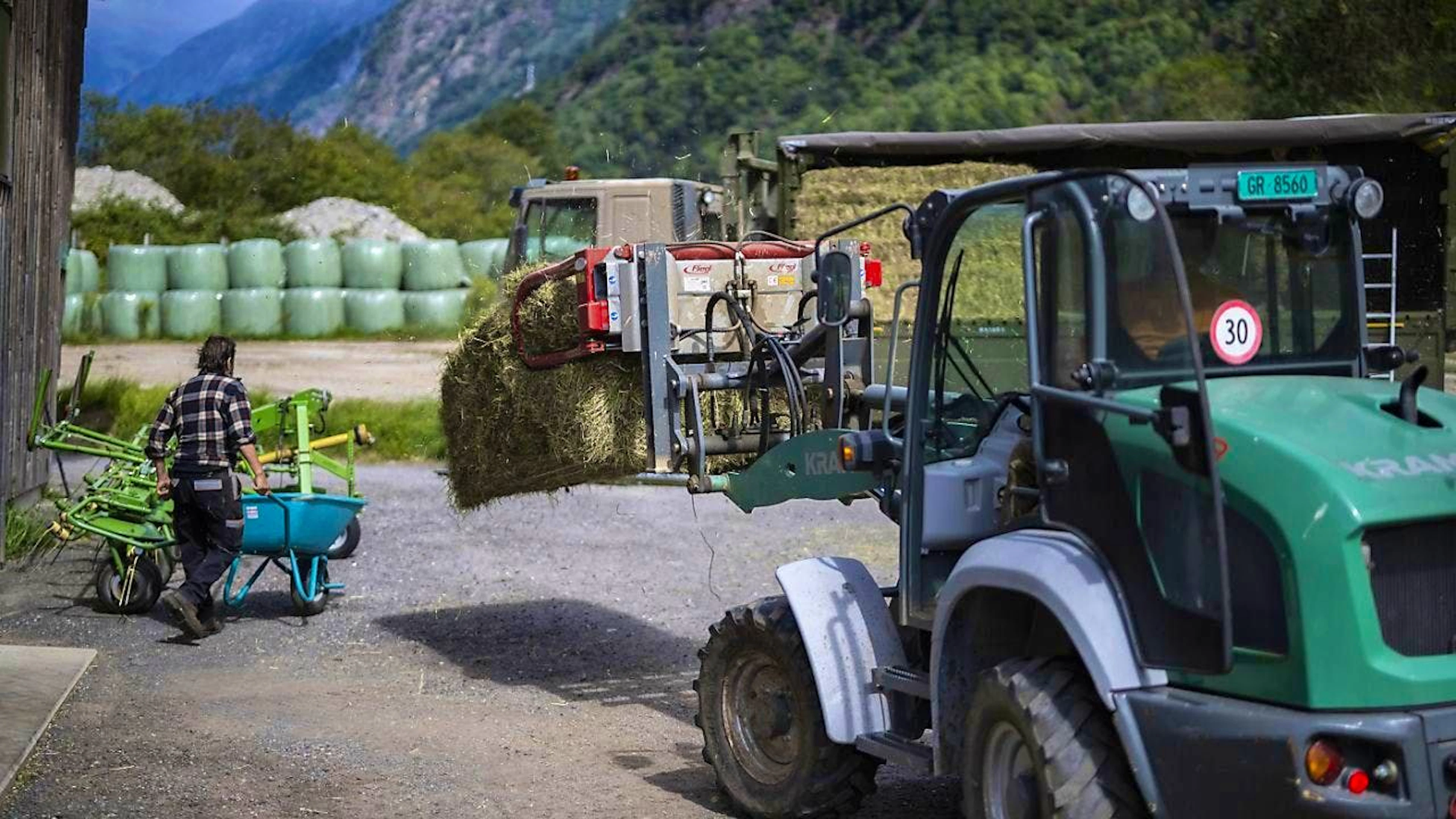 In a solidarity campaign, animal feed was delivered to farms in the southern Graubünden valley of Misox whose farmland had been devastated by storms in June.