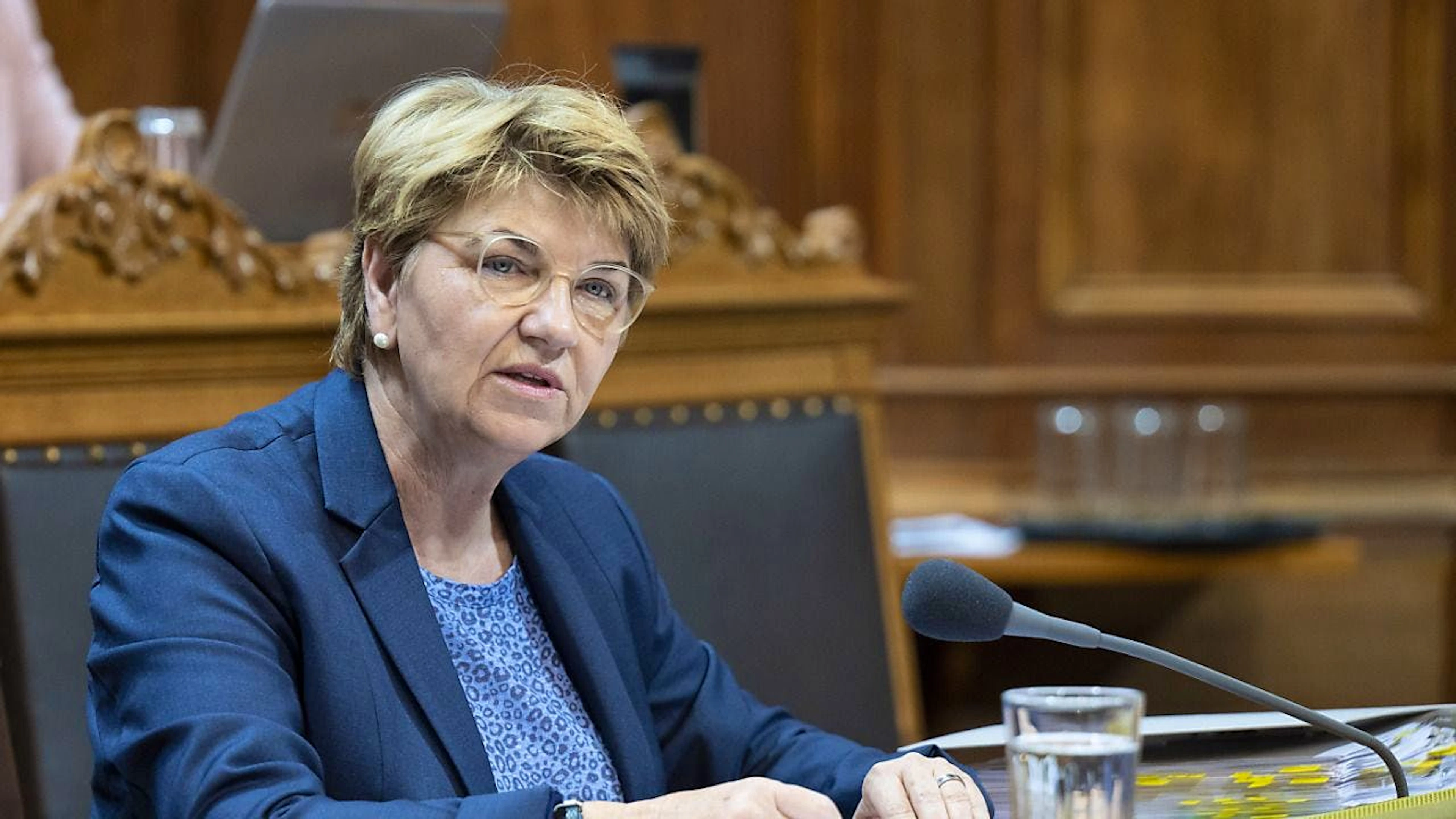 Verteidigungsministerin Viola Amherd hat einen kritischen Brief der Finanzaufsicht des Parlaments erhalten.