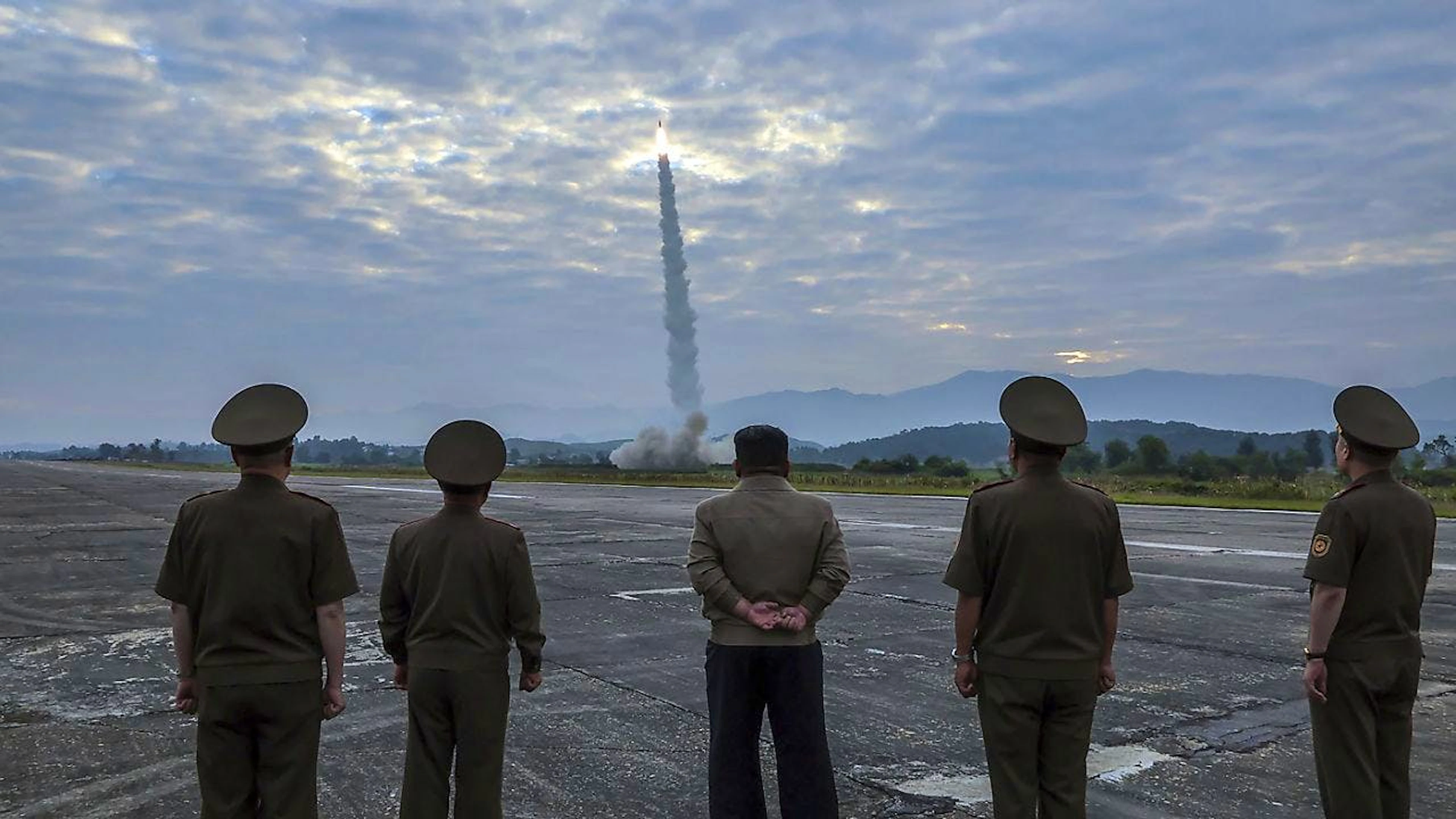 Il leader nordcoreano Kim Jong-un, al centro, supervisiona il lancio del missile balistico