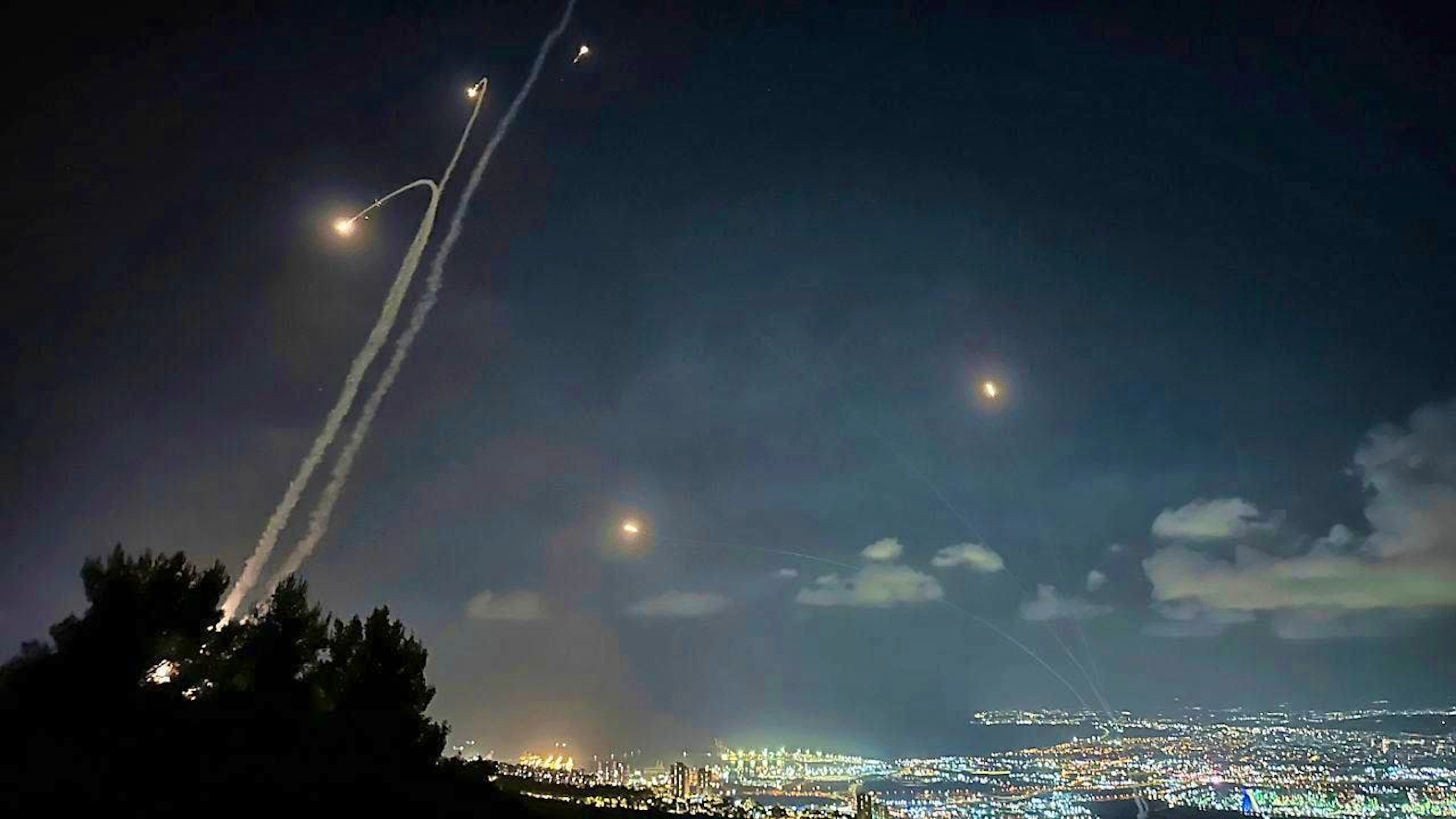 dpatopbilder - The Israeli Iron Dome air defense system fires to intercept rockets fired from Lebanon. Photo: Baz Ratner/AP/dpa