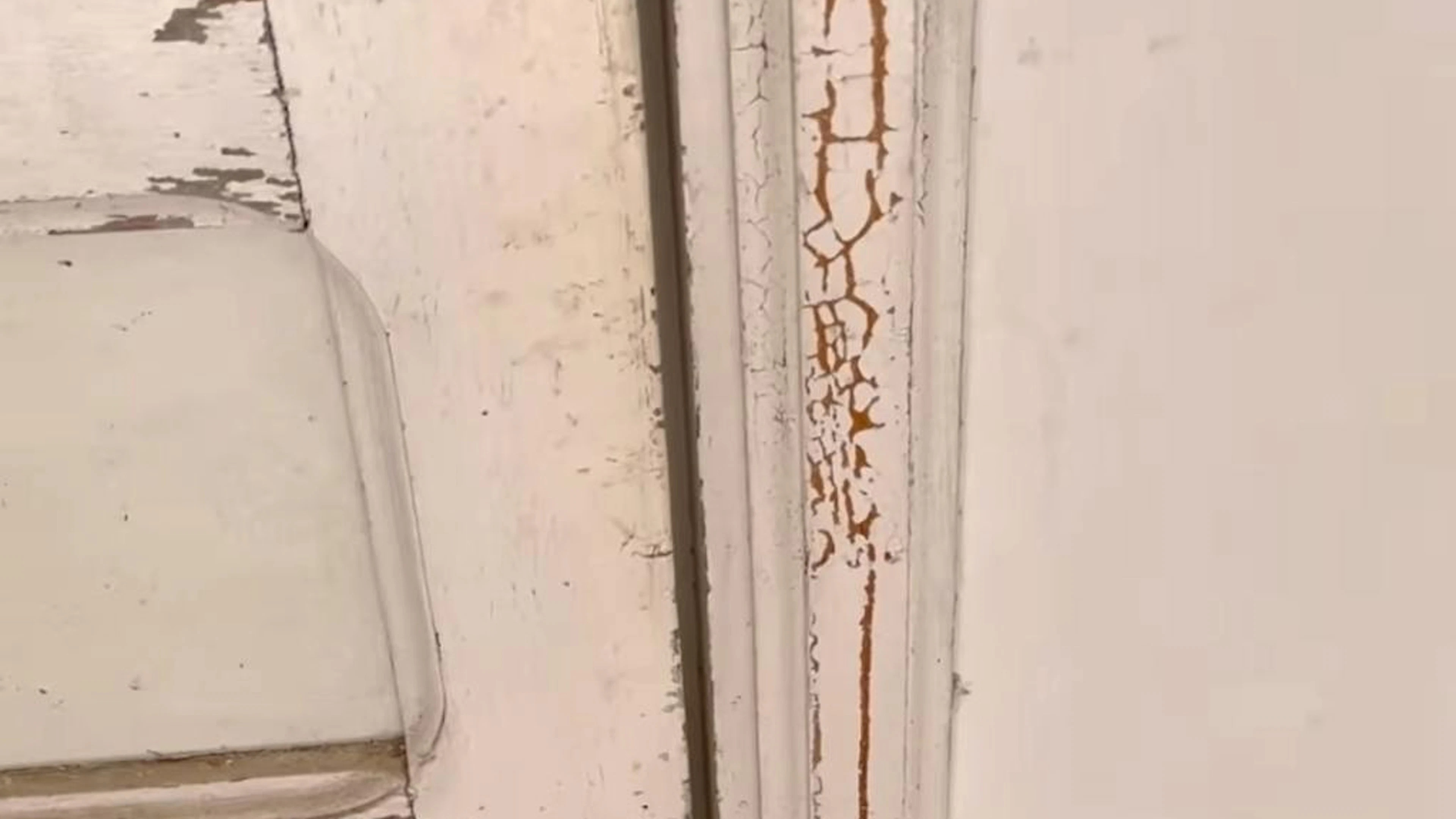 Hinter dieser Tür, die inzwischen mit einem Sandstrahler bearbeitet worden ist, ...