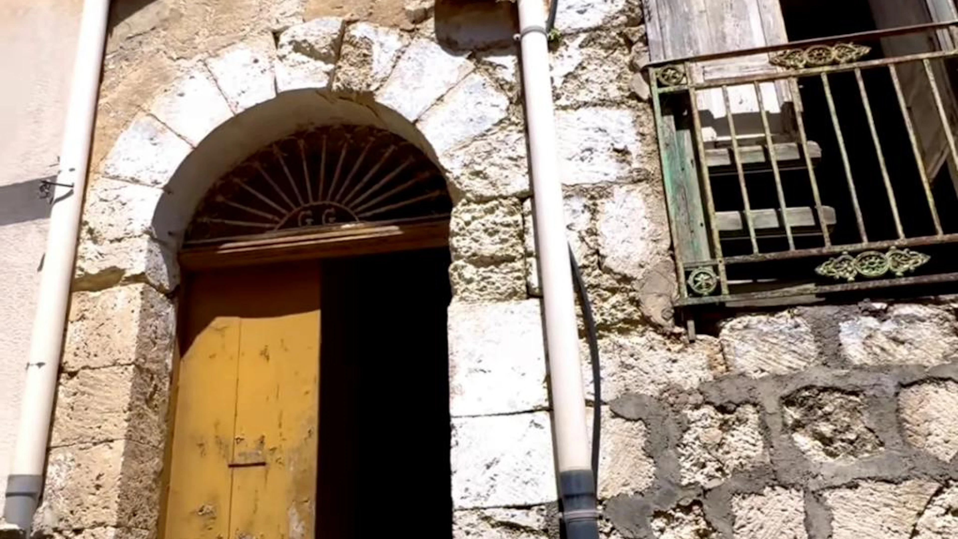 Der Eingang zum Ein-Euro-Haus von George Laing in Mussomeli auf Sizilien, wo rund 10'000 Menschen leben.