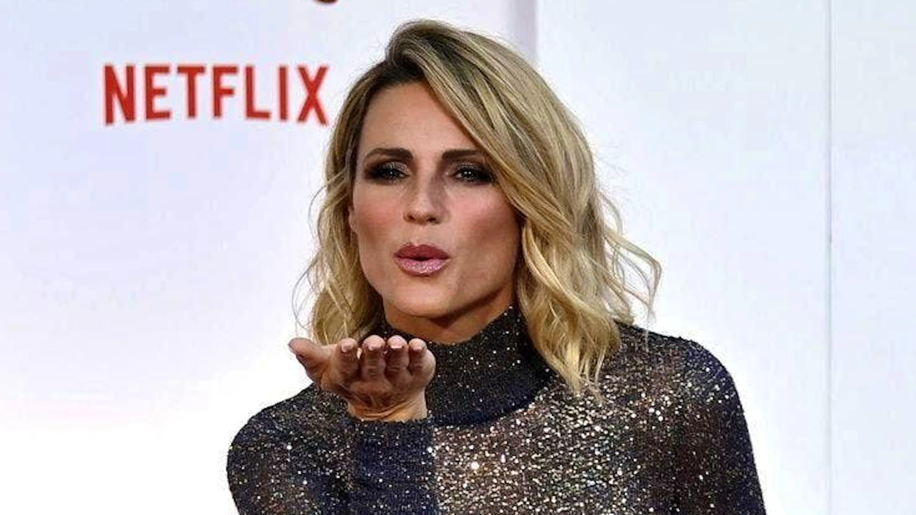Entertainer Michelle Hunziker was caught flirting in Milan.