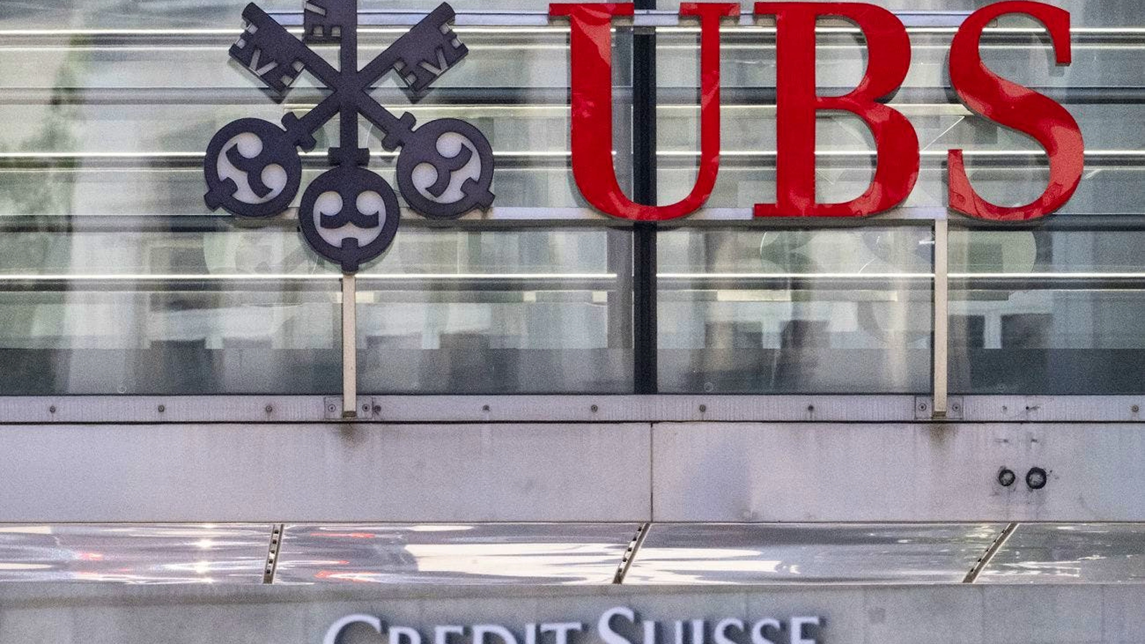Le procès en appel pour blanchiment des fonds de la mafia bulgare s'ouvre mardi devant le Tribunal pénal fédéral. A la suite de la reprise de Credit Suisse, c'est UBS qui comparaît désormais aux côtés de deux autres coaccusés.