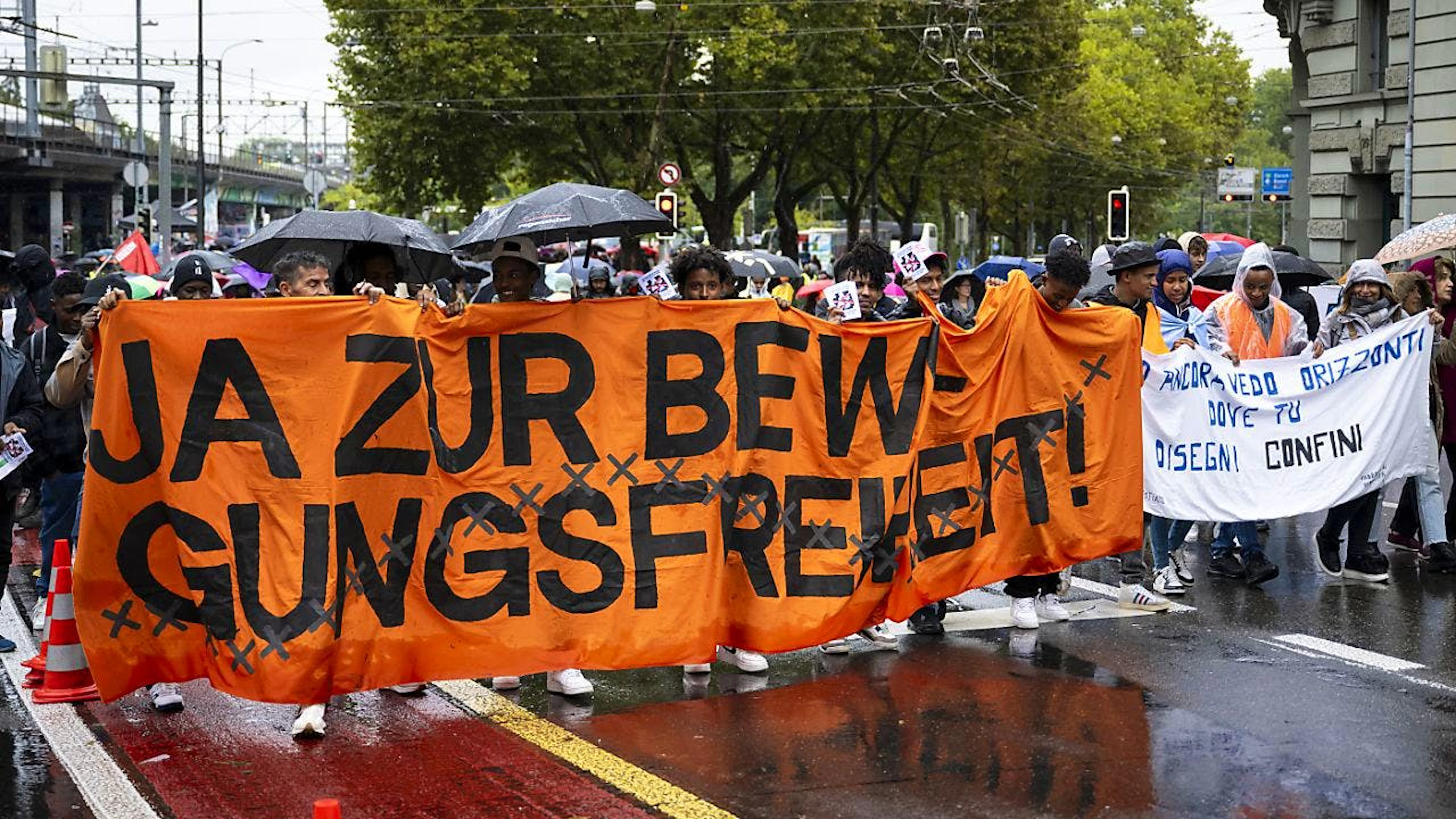 Les participants ont manifesté dans les rues de Berne pour un droit à la migration.