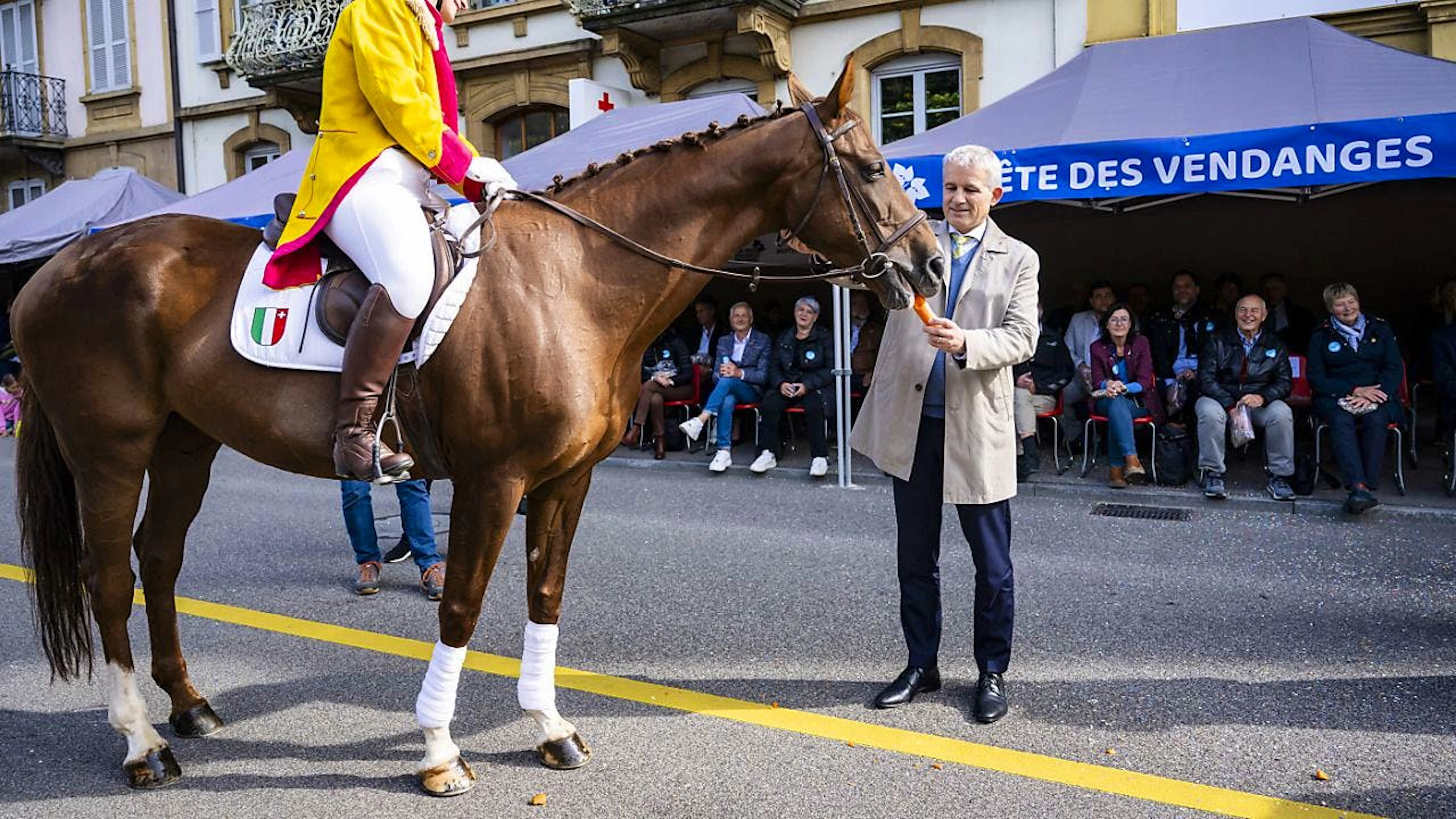 Le conseiller fédéral Beat Jans a donné une carotte à un cheval pendant le cortège.