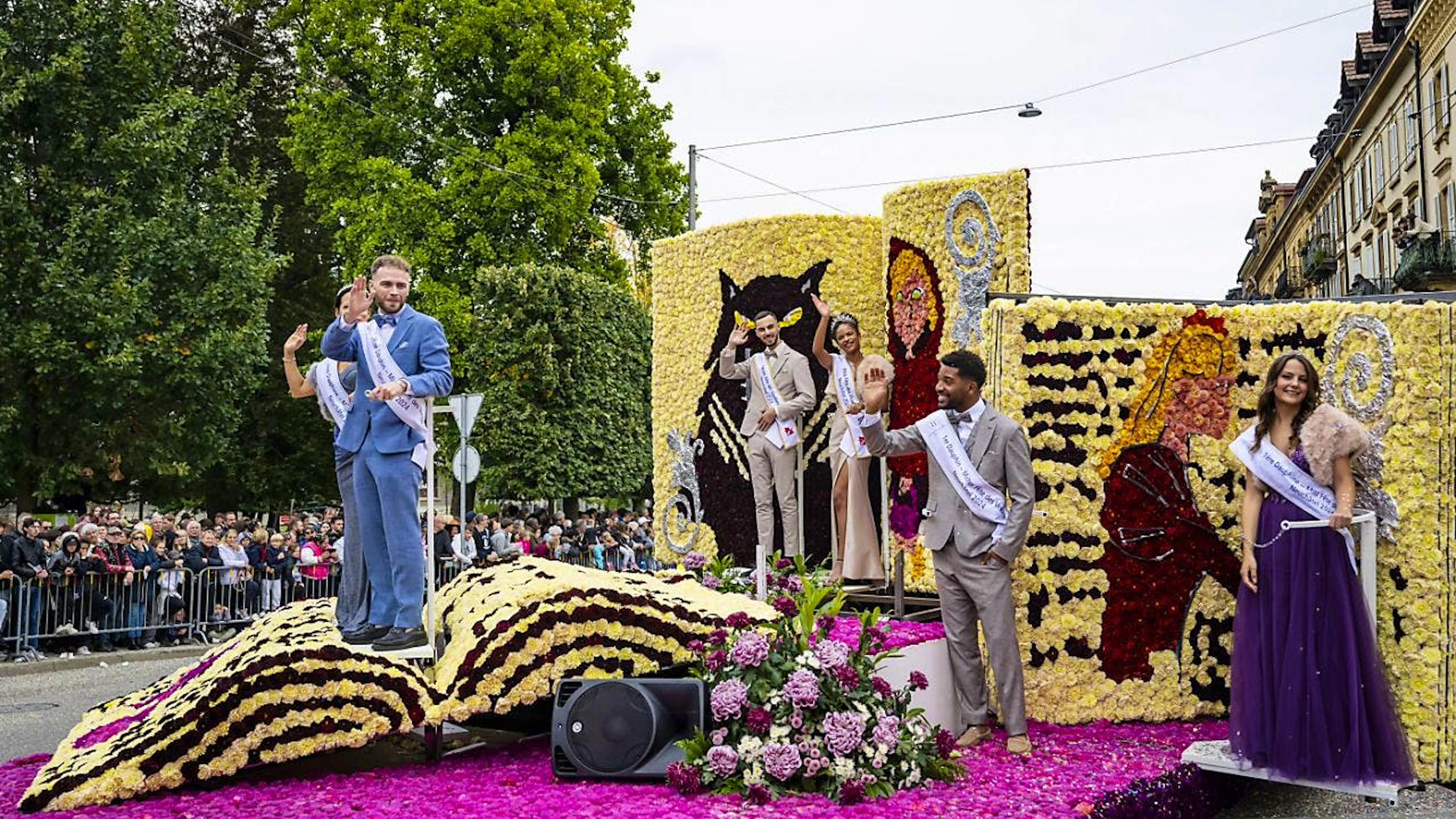 Le char fleuri de Miss et Mister Fête des Vendanges a défilé durant le corso du dimanche.