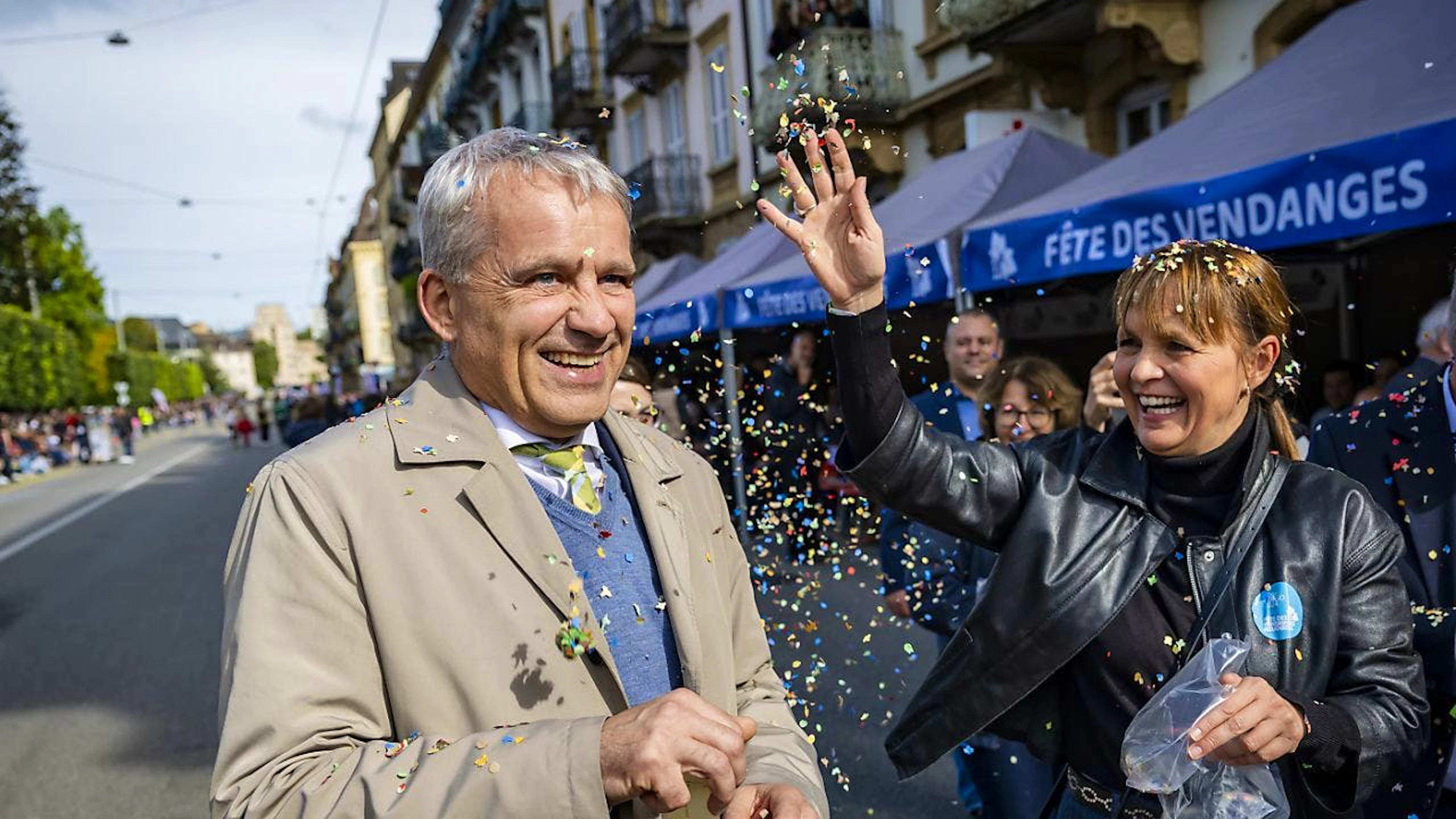 Comme le veut la tradition, Violaine Bletry-de Montmollin, présidente de la Ville de Neuchâtel, a lancé des confettis au conseiller fédéral présent et cette année c'était Beat Jans.