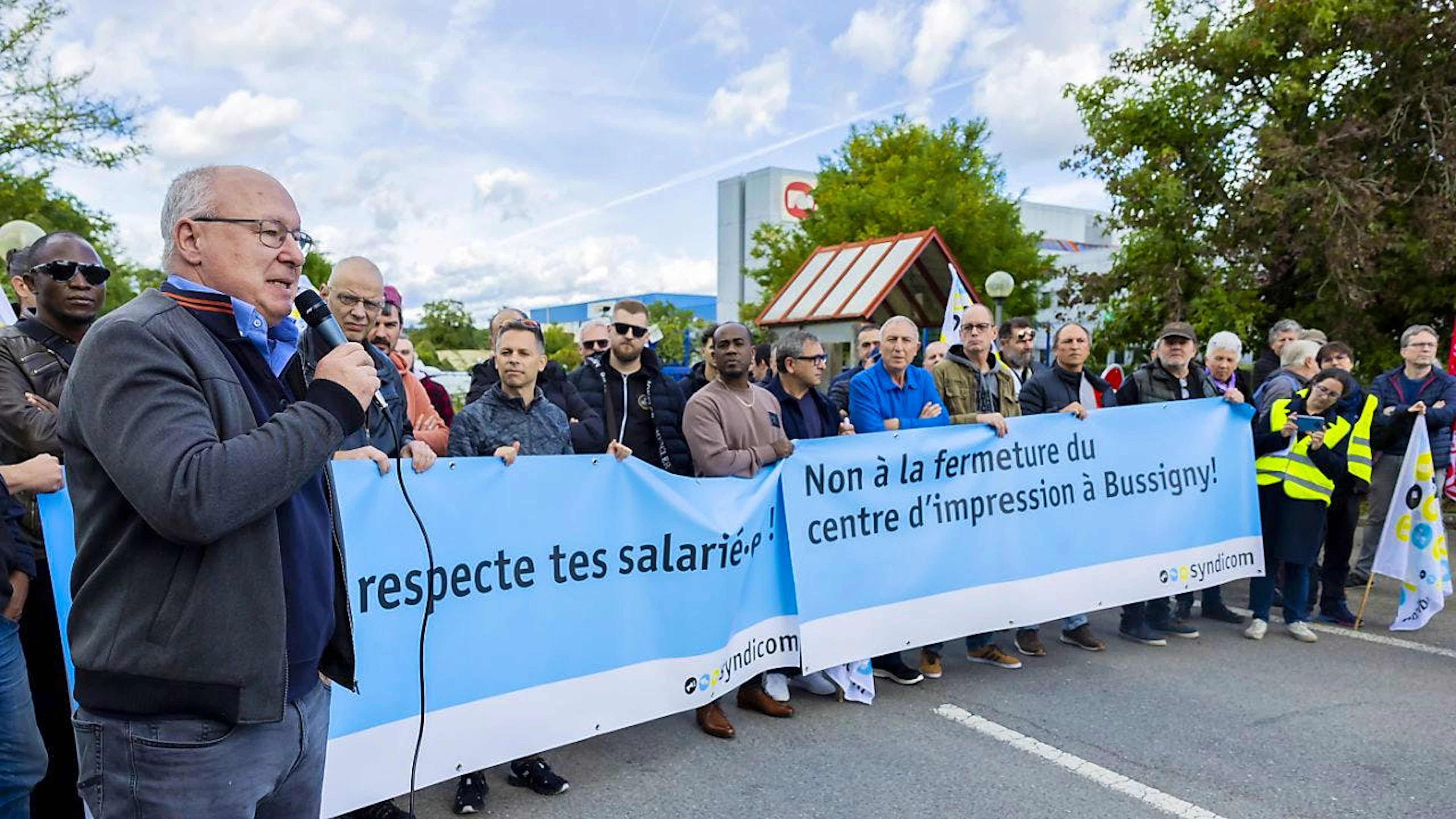 Les employés de l'imprimerie de Bussigny ont notamment reçu le soutien de Pierre-Yves Maillard lundi matin.