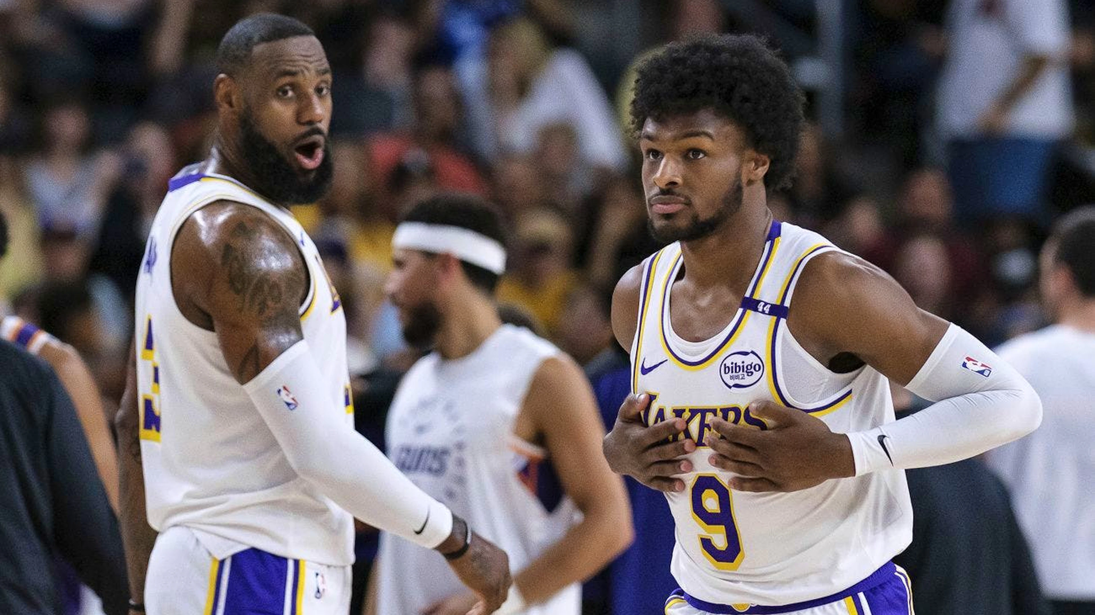 LeBron James (links) und sein Sohn Bronny James im Fokus der Kameras.