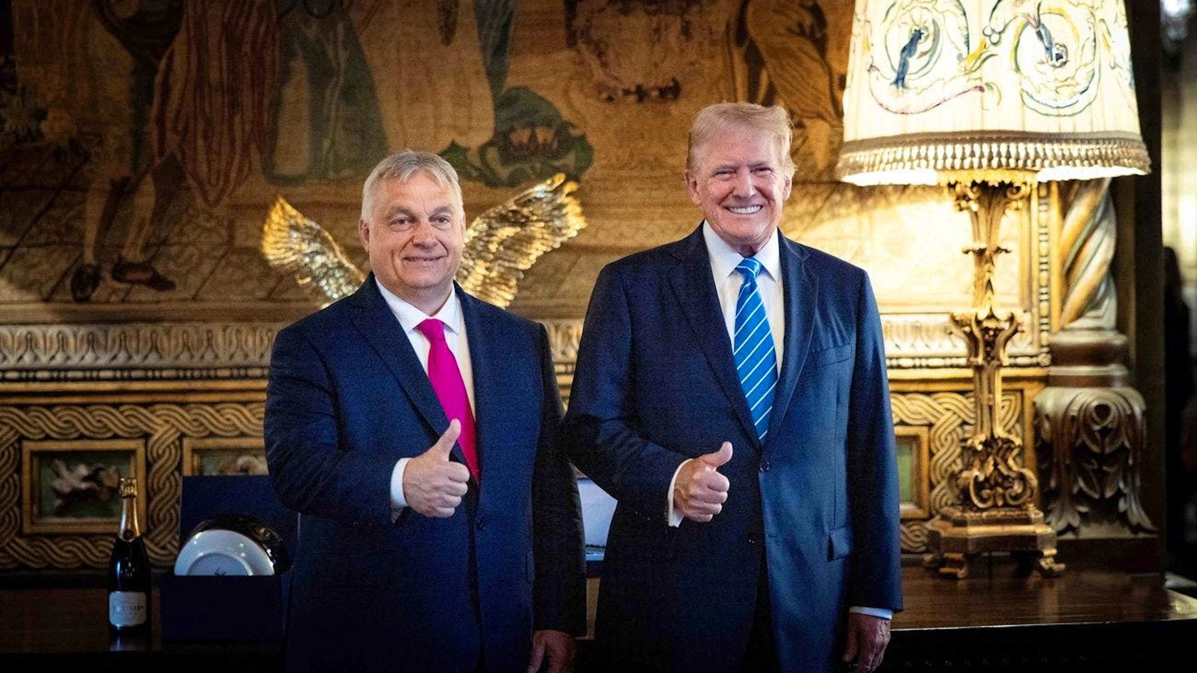 Le Premier ministre hongrois Viktor Orban pose avec le président américain Donald Trump dans la propriété de ce dernier à Mar-a-Lago, à Palm Beach, en Floride (archives).