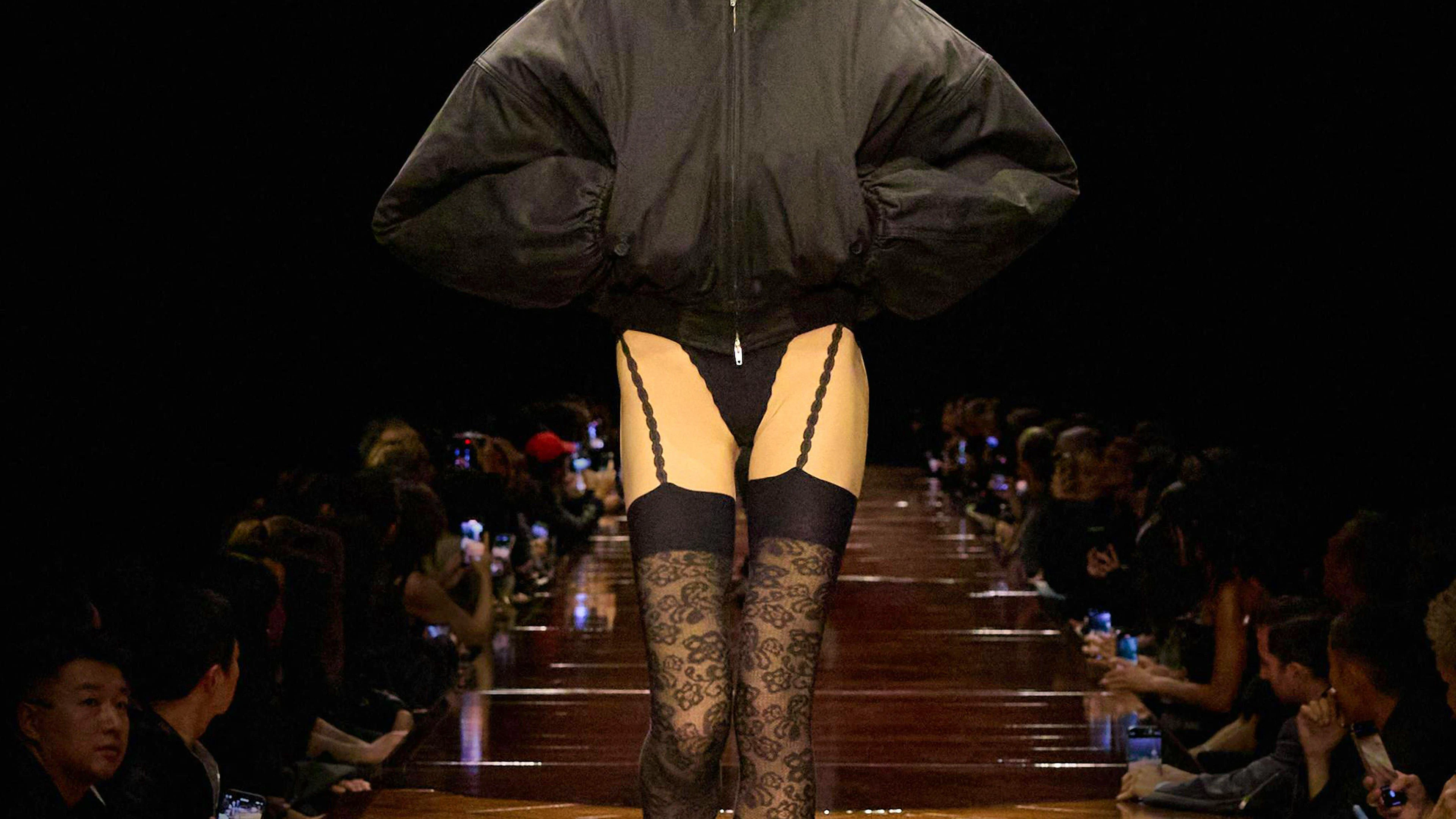 ... d'autres ont défilé en bombers, petites culottes et porte-jarretelles.