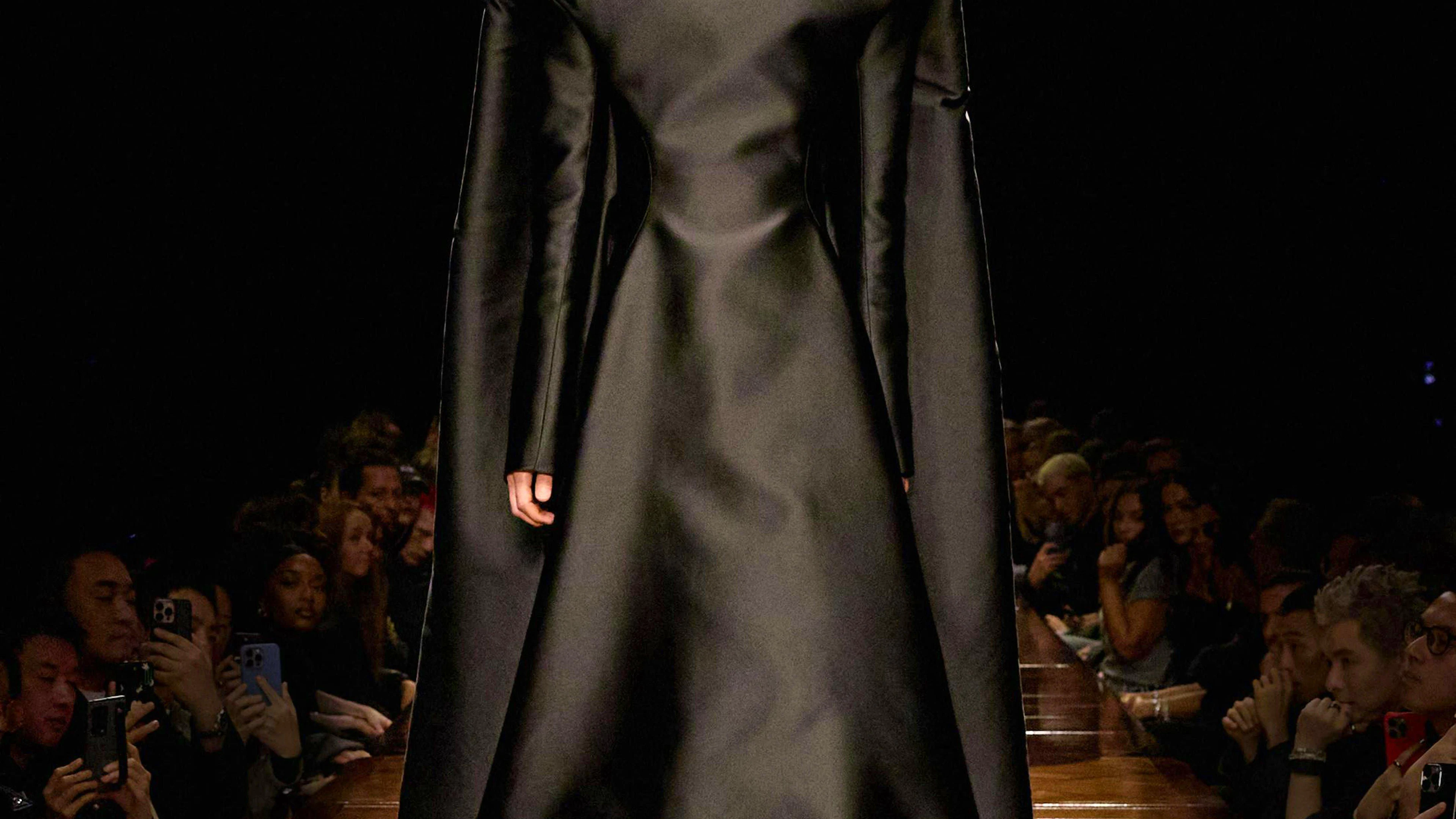 Si chez Balenciaga certains mannequins disparaissaient dans leurs robes sculpturales...
