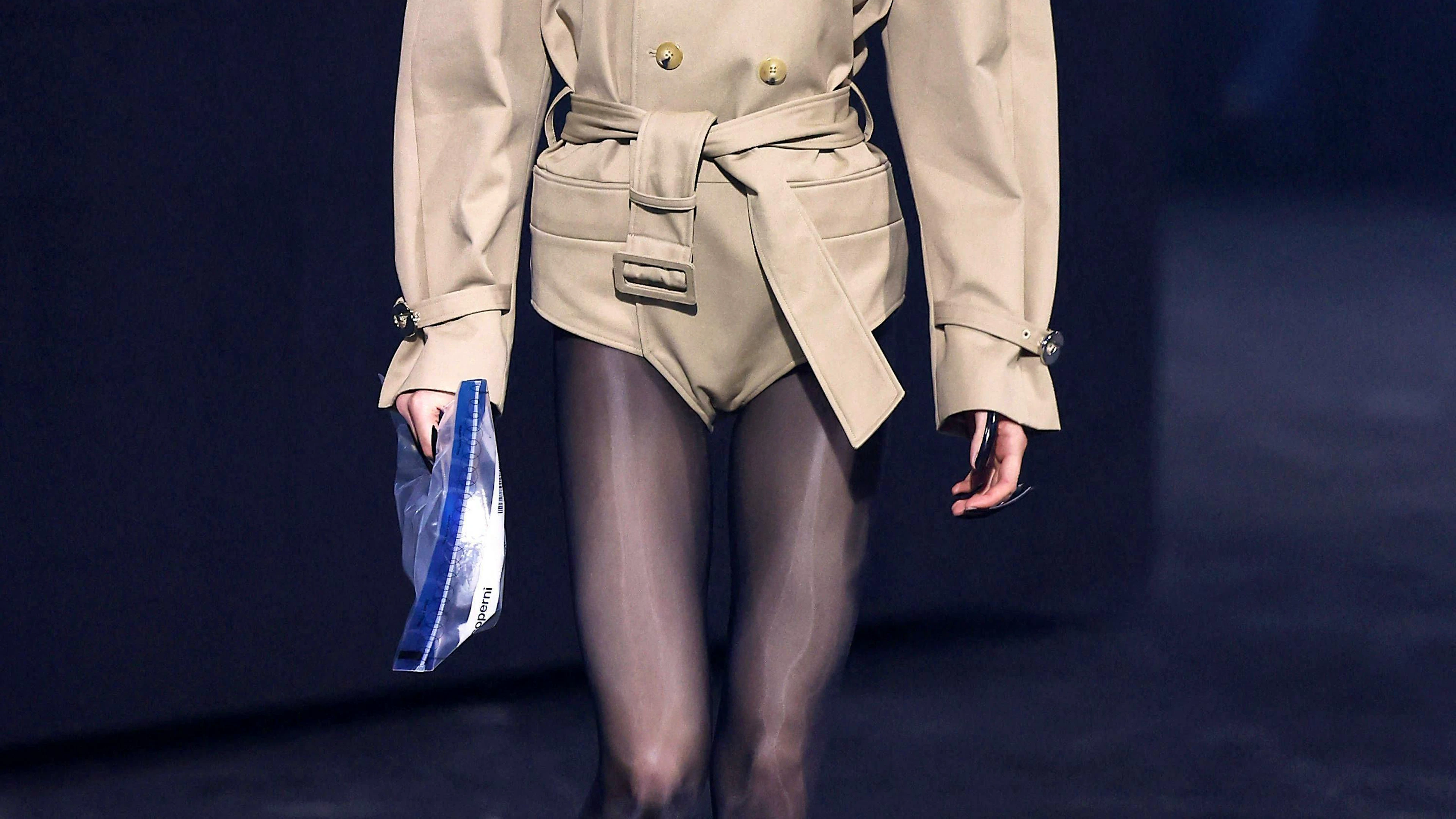 Et voici le nouveau trench selon Coperni pour cet automne-hiver 2024-2025. Ou devons-nous dire la veste-culotte?&nbsp;
