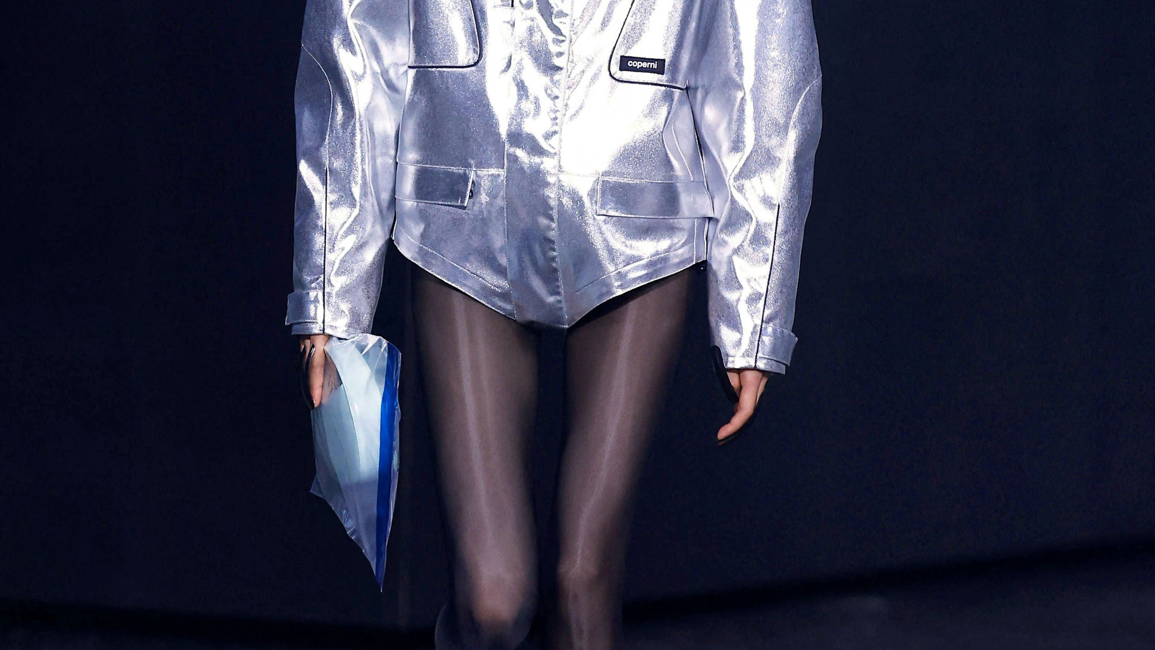 Et voici la "veste-culotte" en métallique pour une touche futuriste, signée Coperni.