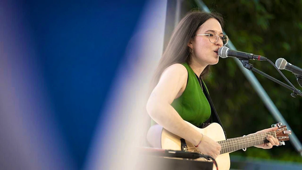 Singer Veronica Fusoaro talks about smartphone addiction