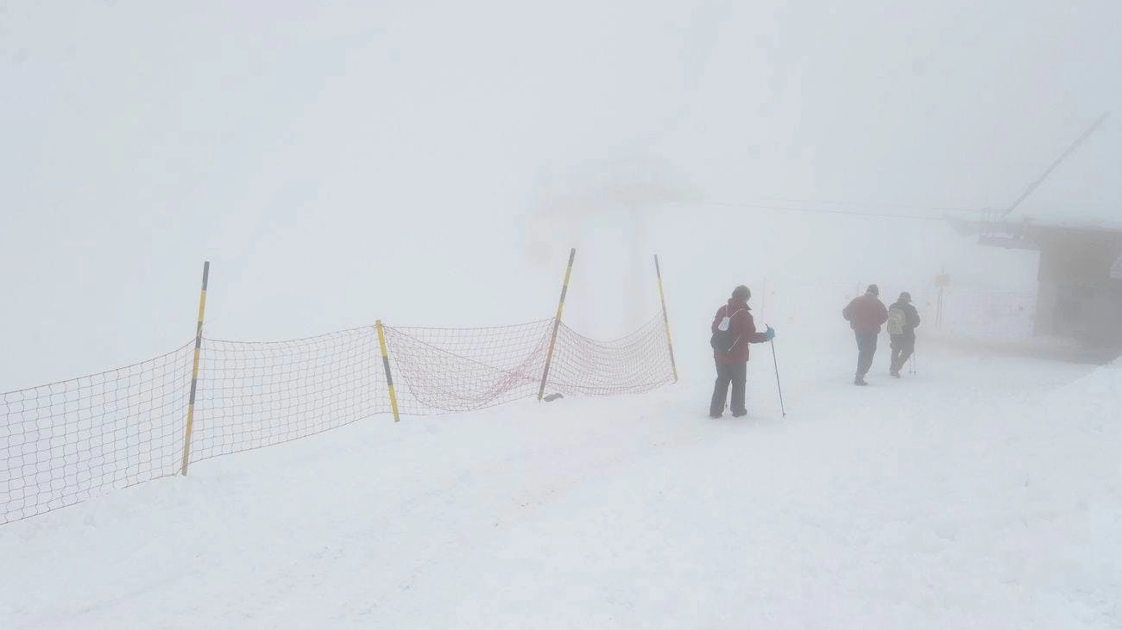 Insbesondere tiefer gelegene Skigebiete haben mit höheren Temperaturen und weniger Schnee zu kämpfen: Schneeschuh-Wanderer im nebligen Braunwald.