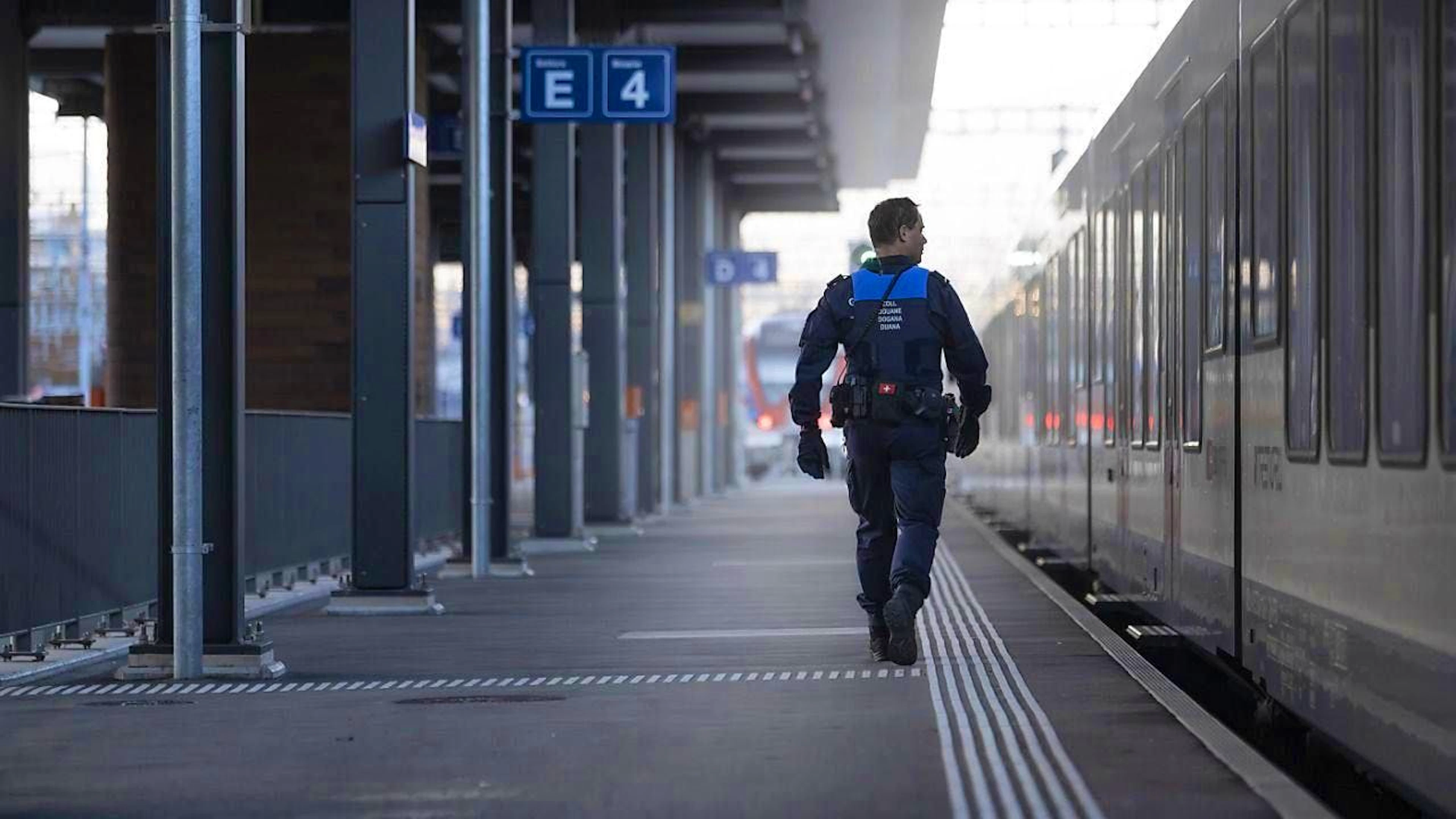 A border guard carries out a check at Chiasso TI station. (archive photo)