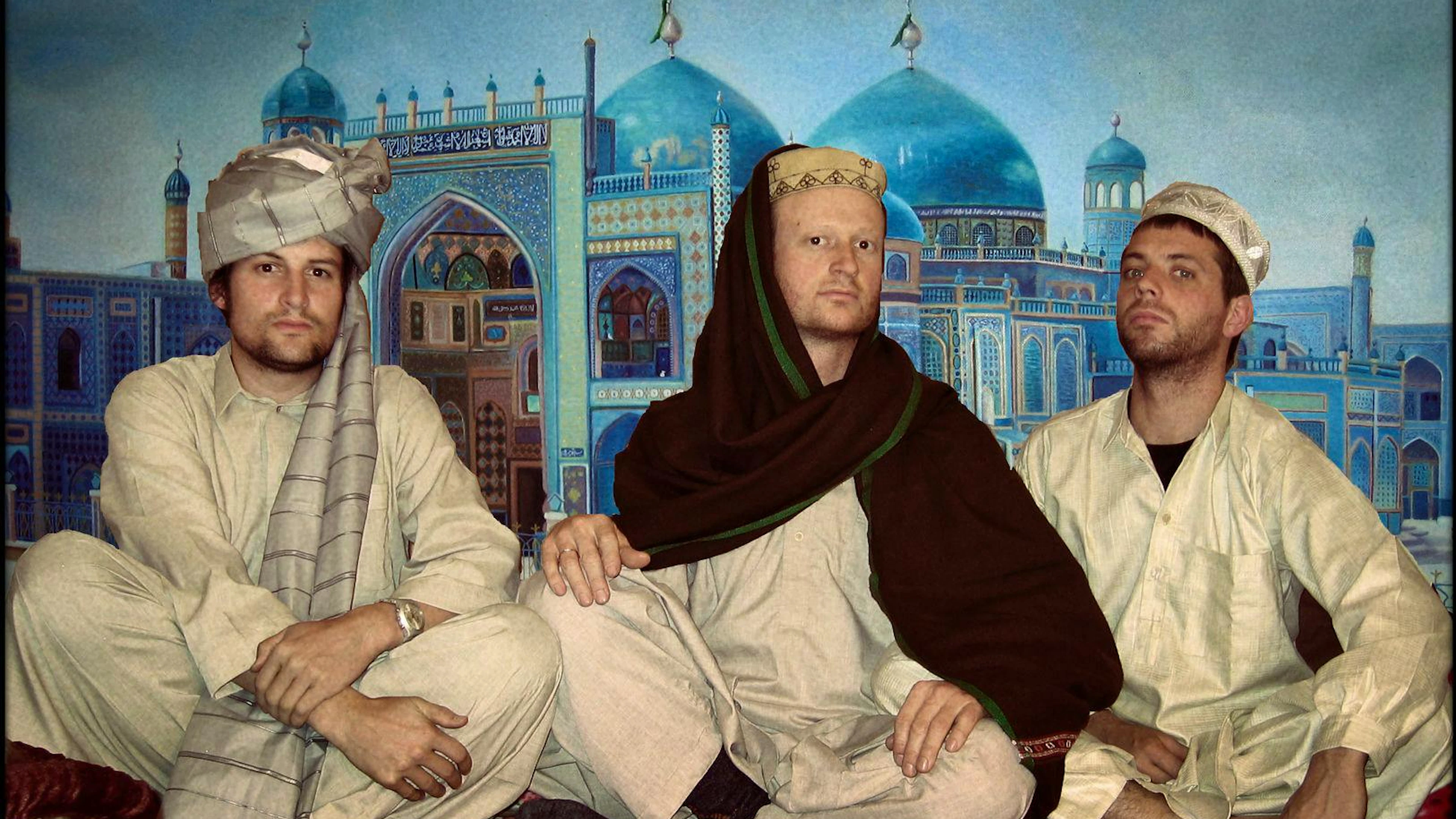 Lors de leur voyage, Claude Baechtold, Serge Michel et Paolo Woods (de g. à d.) se sont procuré des habits traditionnels pour tenter de se fondre dans le paysage.