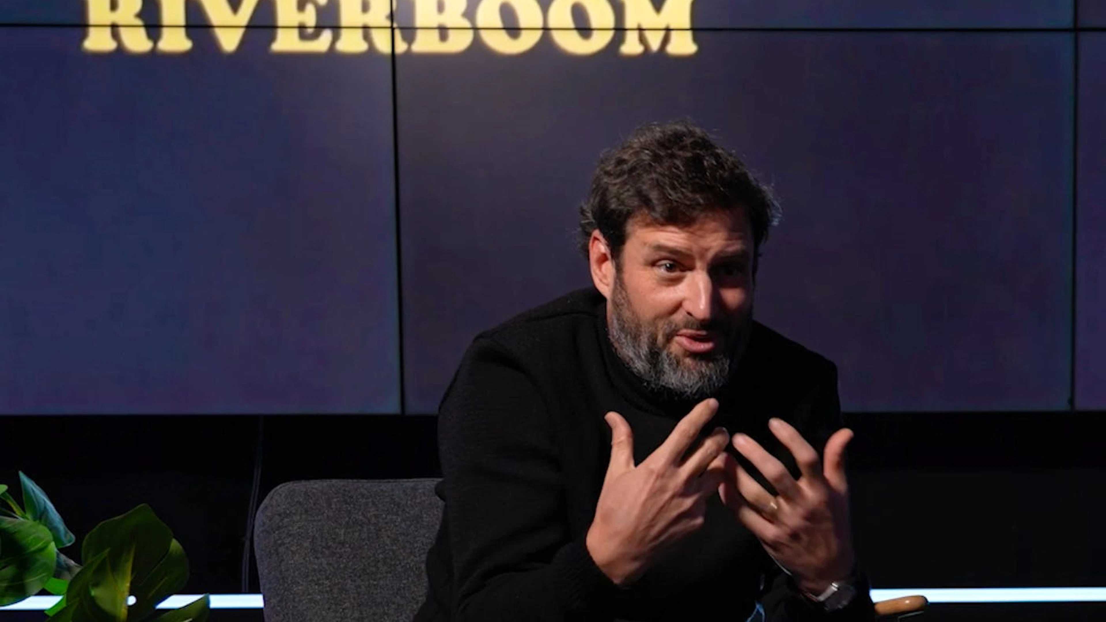 Claude Baechtold parle de son film dans les studios de blue News.