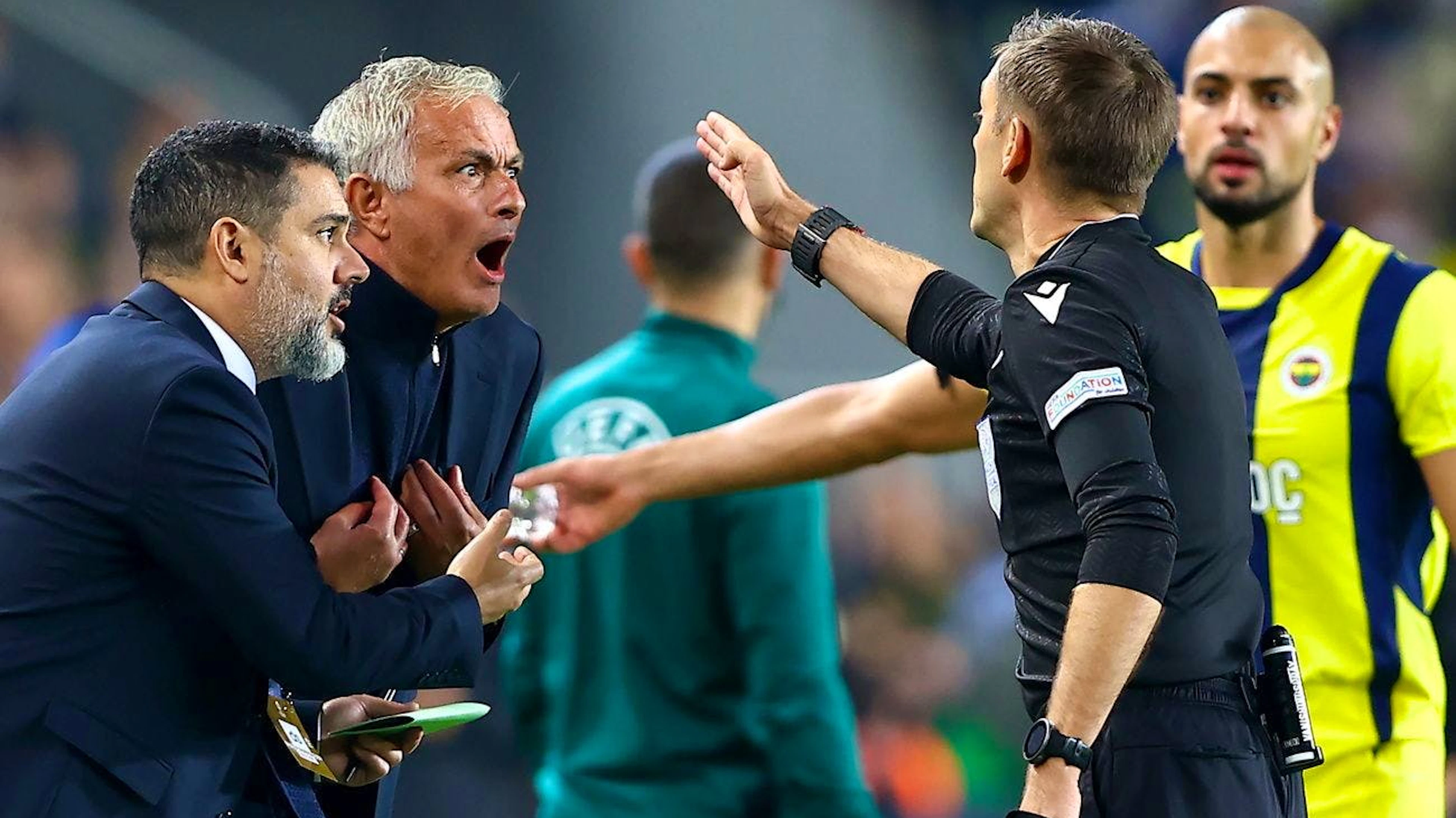 José Mourinho a été exclu par l'arbitre français Clément Turpin à la 58e minute.