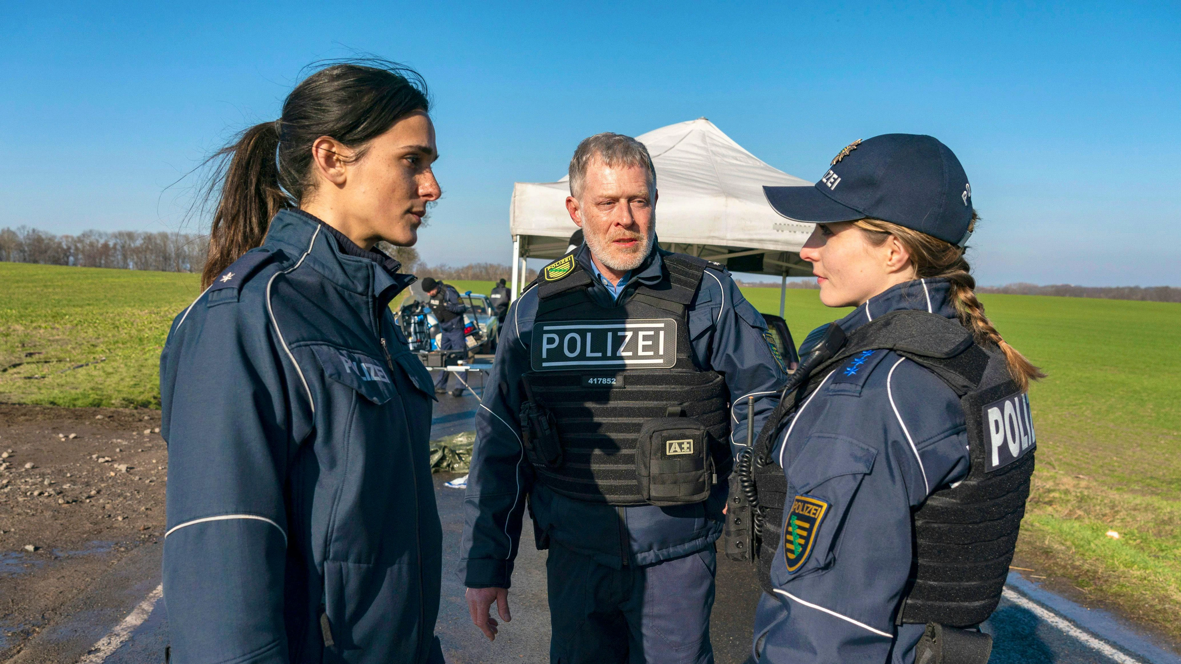 Die Polizeieinheit von Jens Riebold (Andreas Lust) ist wie eine Familie. Die beiden jungen Beamtinnen Leila Demiray (Aybi Era, links) und Anna Stade (Paula Kroh) waren dabei, als bei einer Verkehrskontrolle plötzlich tödliche Schüsse auf Kollegen abgegeben wurden.