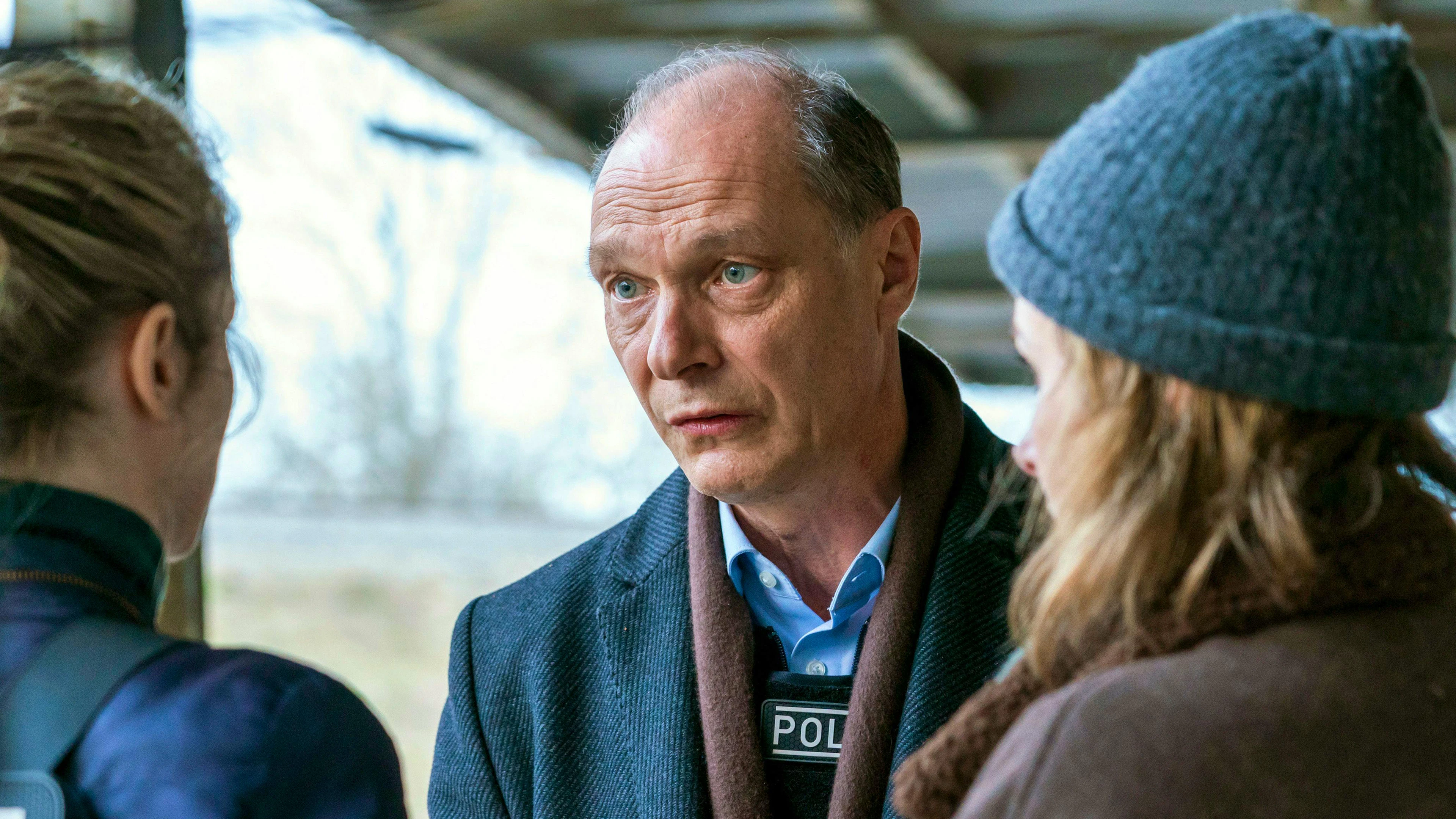 Peter Schnabel (Martin Brambach) ruft seine Mitarbeiterinnen Karin Gorniak (Karin Hanczewski, rechts) und Leonie Winkler (Cornelia Gröschel) zur Besonnenheit auf.