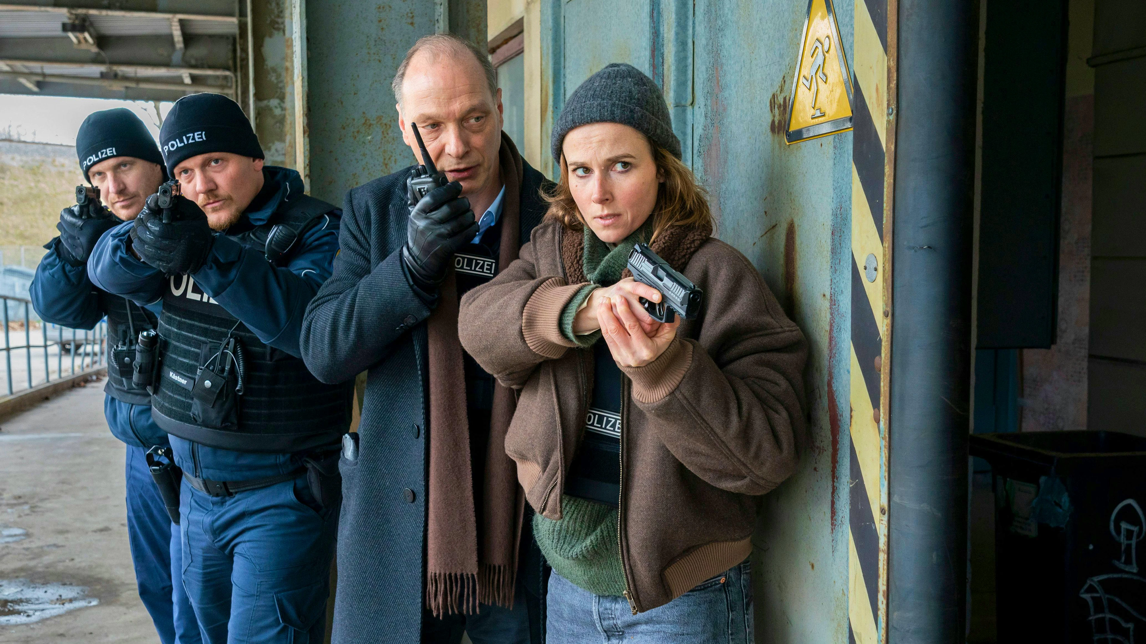 Peter Schnabel (Martin Brambach) und Karin Gorniak (Karin Hanczewski) stürmen mit zwei Polizisten ein Gebäude, in dem sich ein möglicher Täter verstecken könnte.