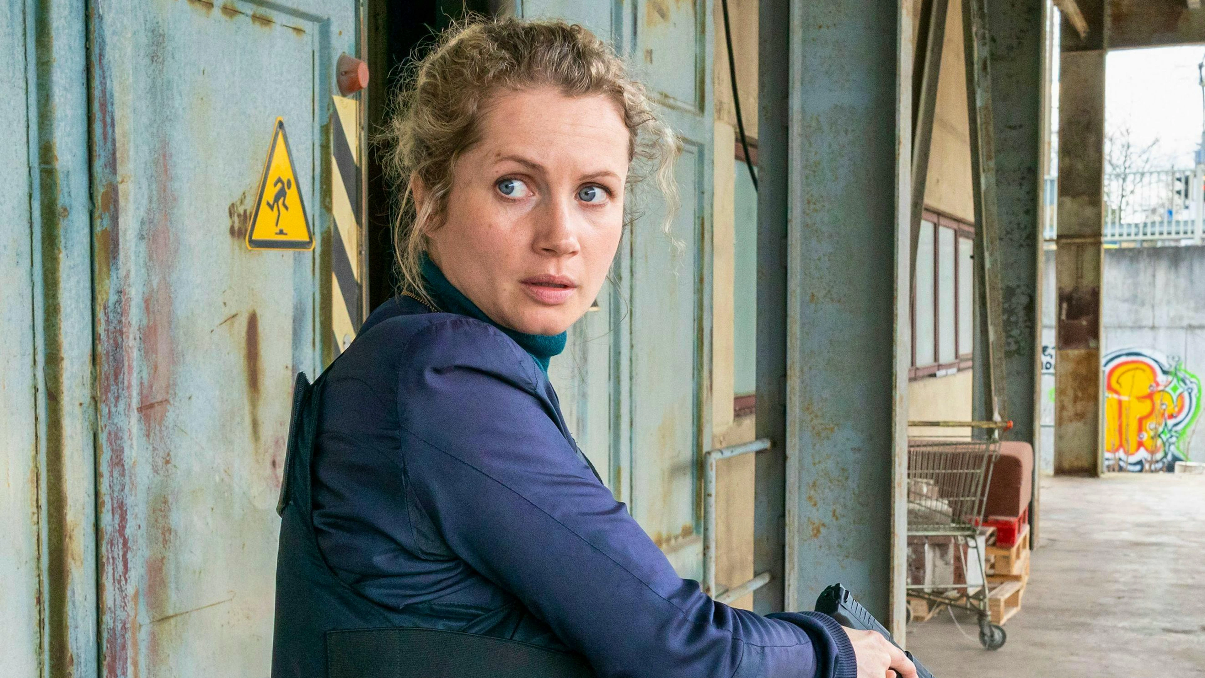 Kommissarin Leonie Winkler (Cornelia Gröschel) muss im «Tatort: Unter Feuer» tief in die Vergangenheit ihrer Polizistenfamilie eintauchen.