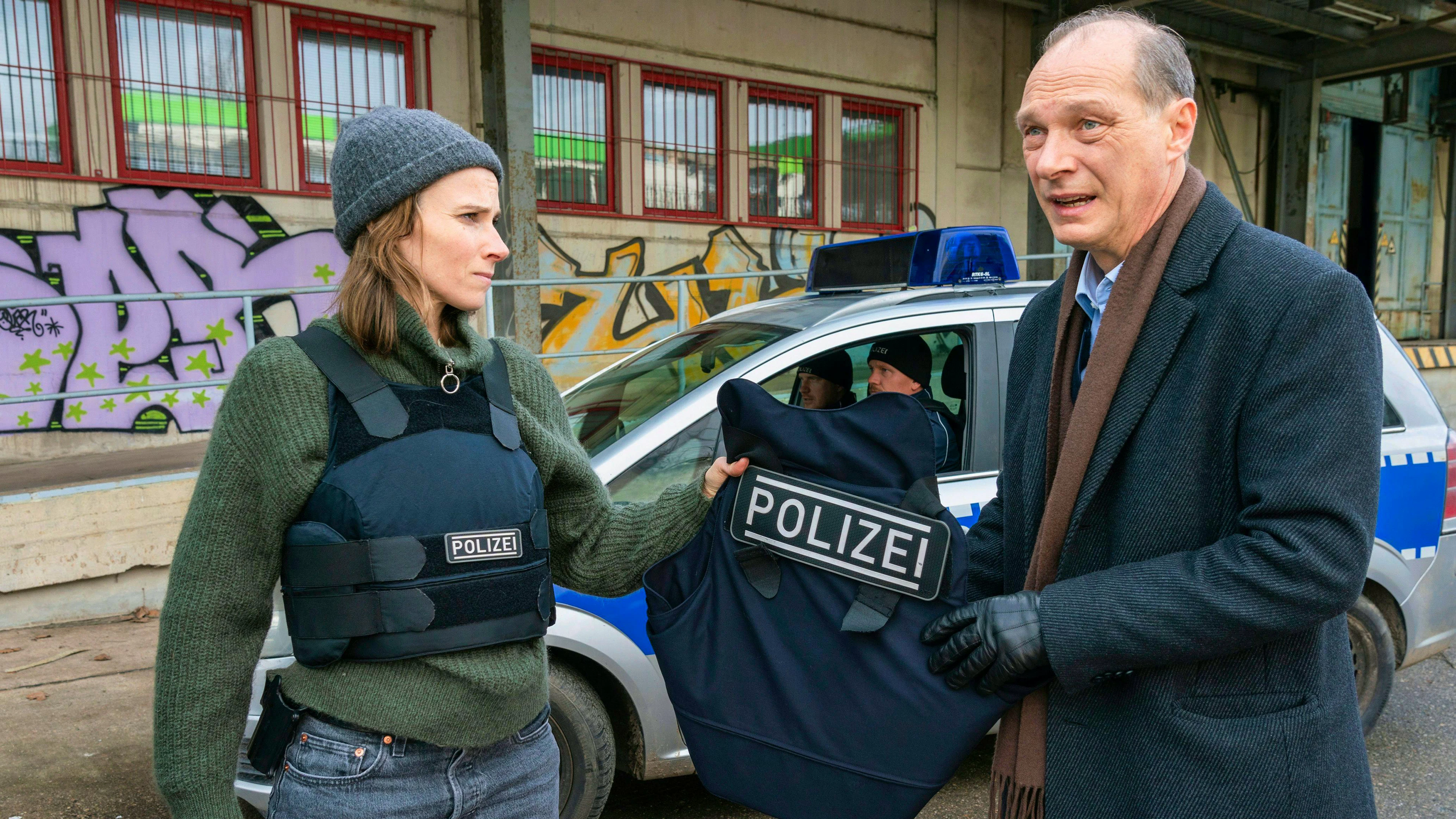 Karin Gorniak (Karin Hanczewski) und Peter Schnabel (Martin Brambach) benötigen in dieser Dresdner «Tatort»-Folge Schusswesten und Handfeuerwaffen – denn die Luft wird bleihaltig.