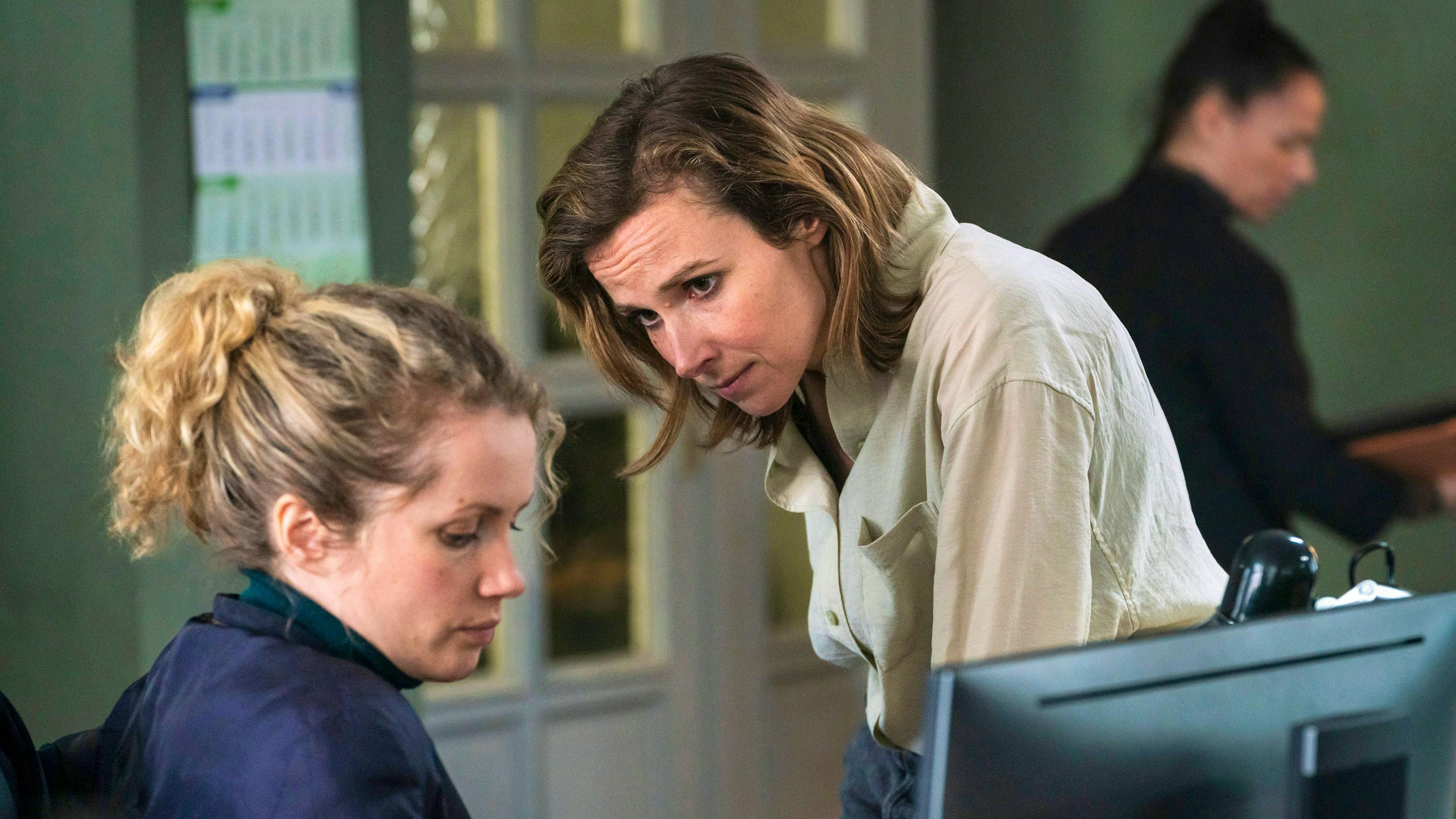 Die Dresdner Kommissarinnen Leonie Winkler (Cornelia Gröschel, links) und Karin Gorniak (Karin Hanczewski) ermitteln im «Tatort: Unter Feuer» in Polizeikreisen.