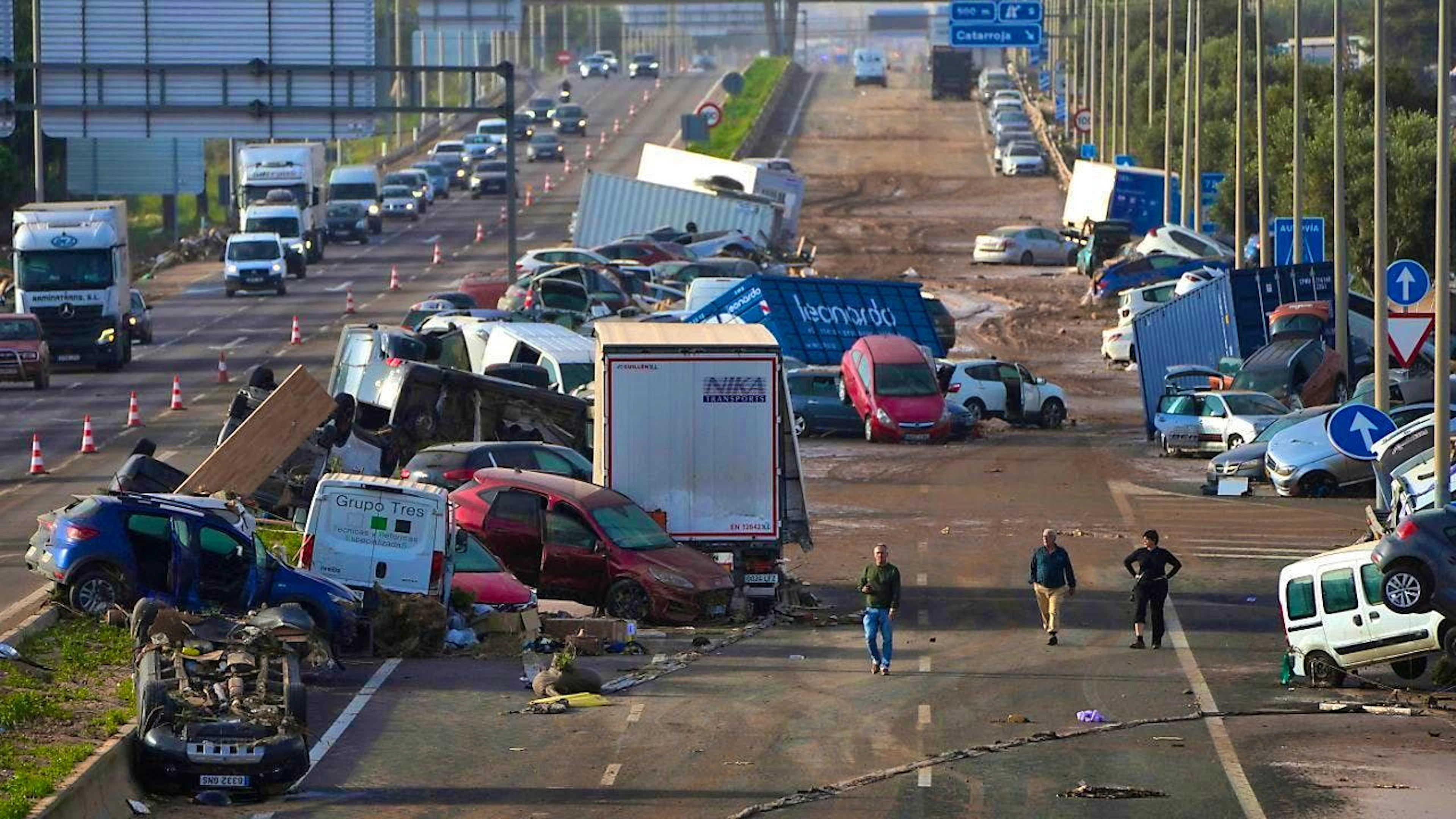 dpatopbilder - Vehicles washed away by the floods are piled up on a highway. Photo: Manu Fernandez/AP