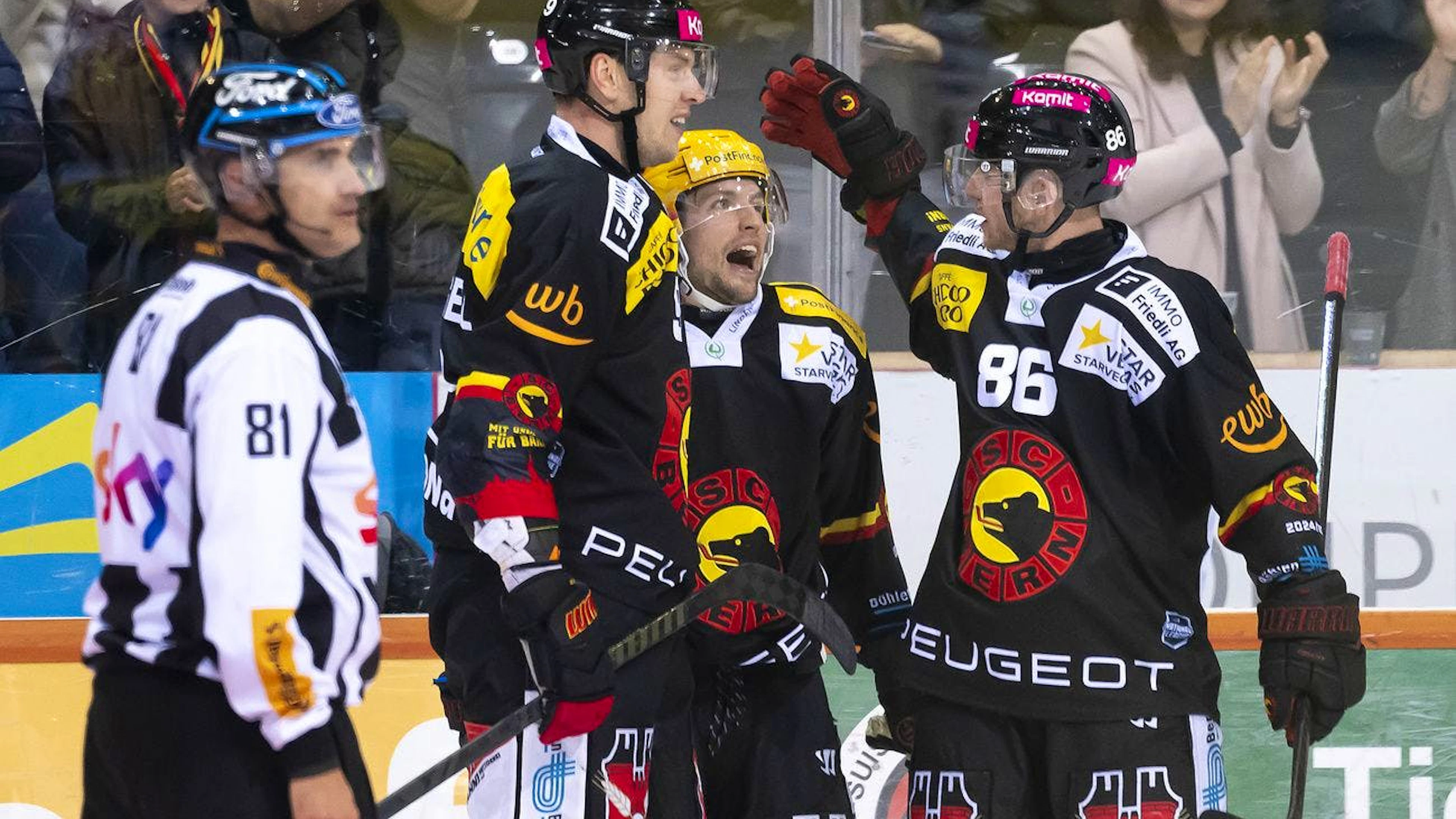 Les Bernois célébrant leurs buts.