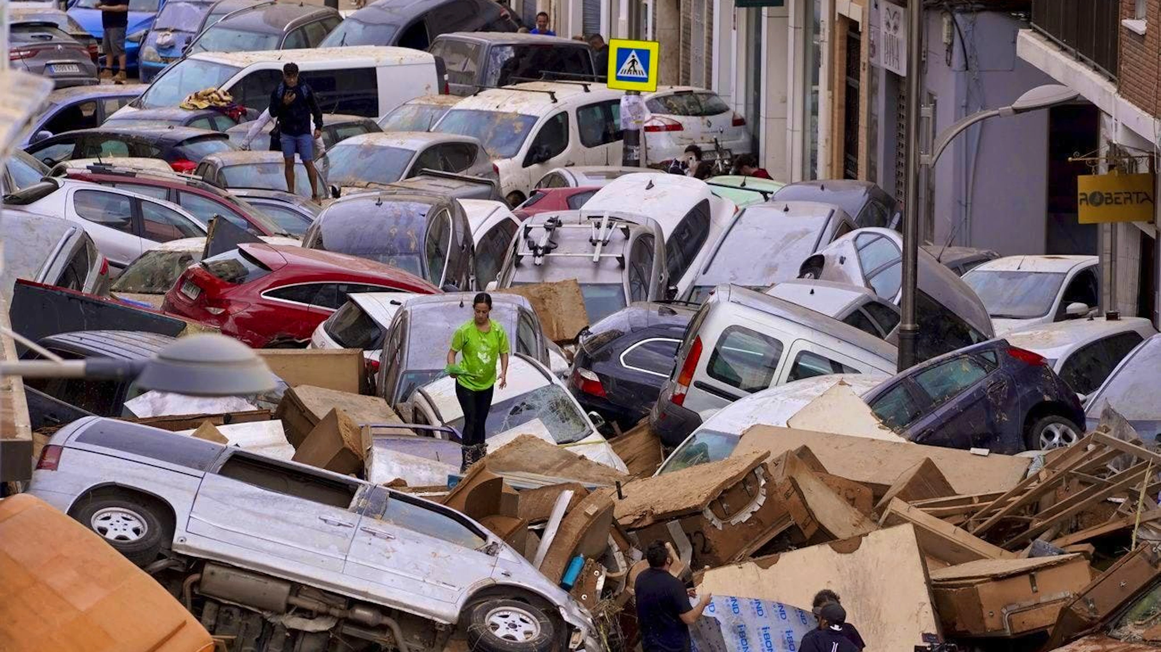 A girl runs across the destruction in Valencia. A weather station recorded 630 liters of precipitation per square meter within 24 hours.