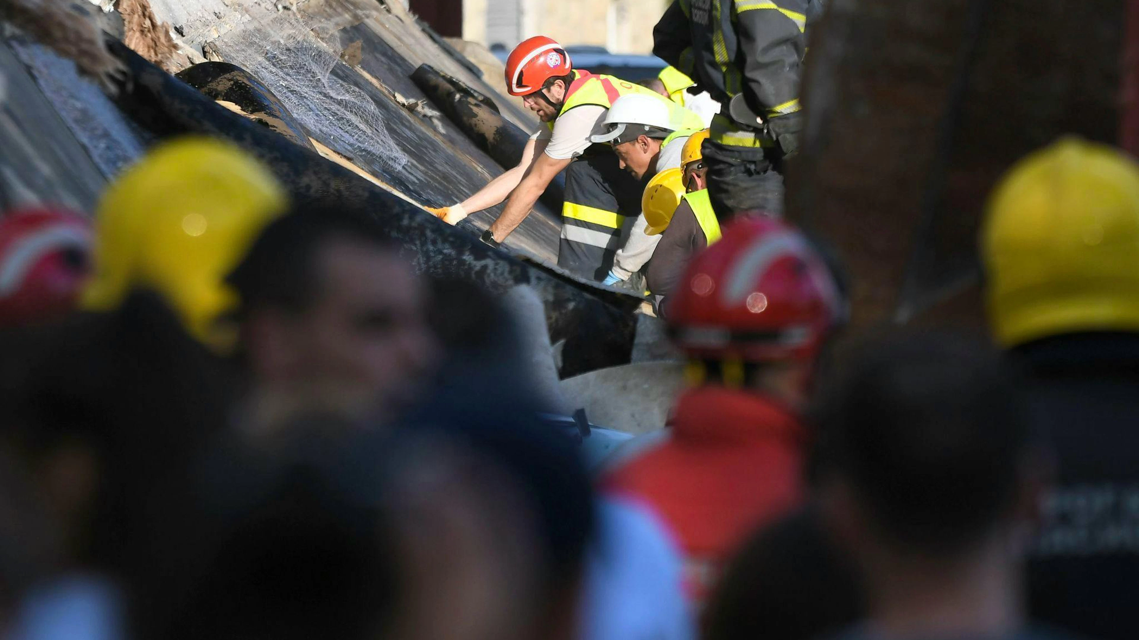Rettungsmannschaften suchen unter dem eingestürzten Bahnhofsvordach in Novi Sad nach Überlebenden. 