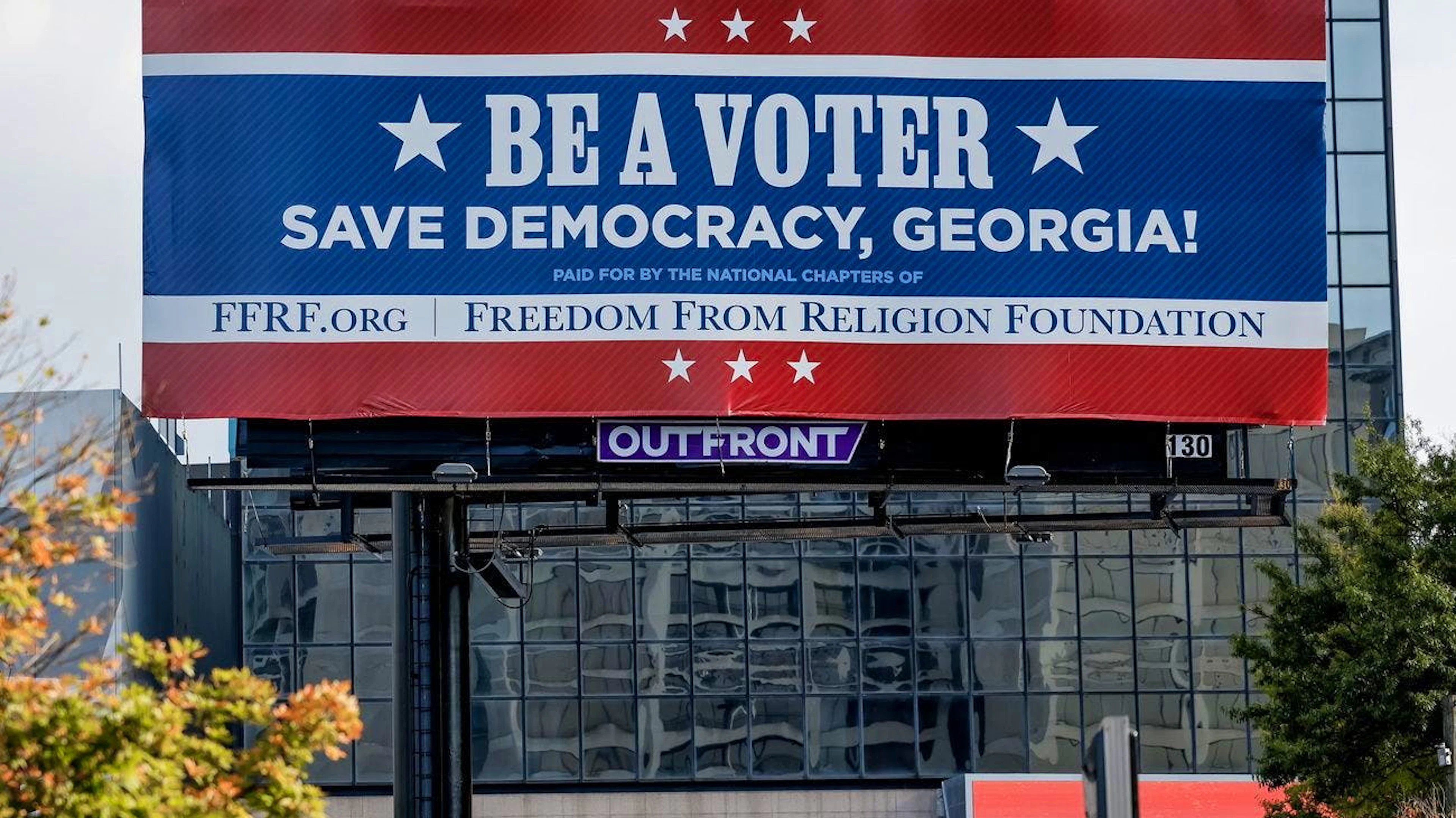 Ein Wahlplakat in Atlanta fordert die US-Bürger*innen auf, ihre Stimme den Demokraten zu geben. Die Wahlstimmen im für seine typische Southern-Gastfreundlichkeit bekannten Bundesstaat sind hart umkämpft. EPA/ERIK S. LESSER