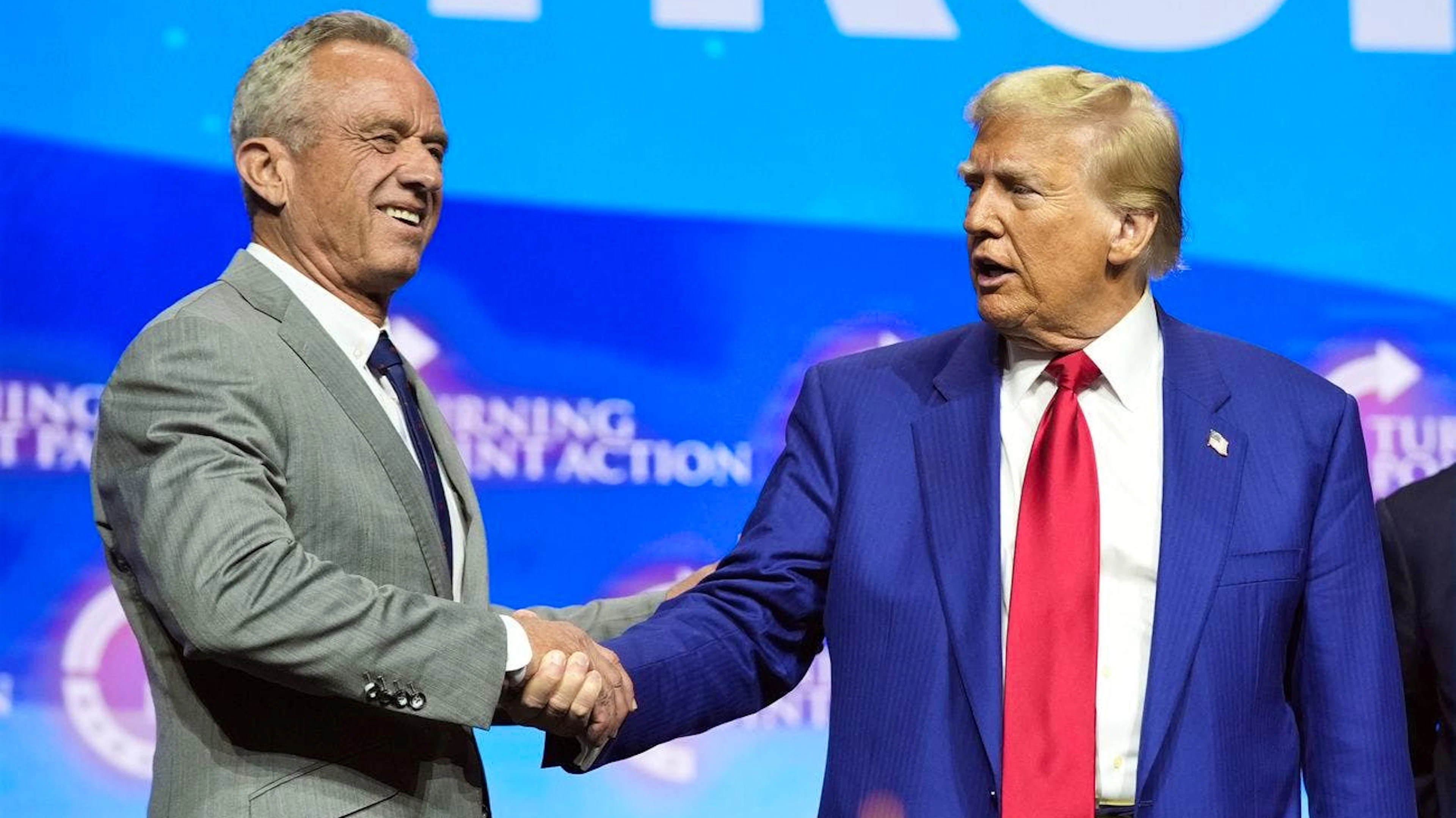 Seinen eigenen Wahlkampf hat Robert F. Kennedy (links) eingestellt. Donald Trump könnte ihn dafür zum Gesundheitsminister machen, sollte der die Wahl gewinnen.