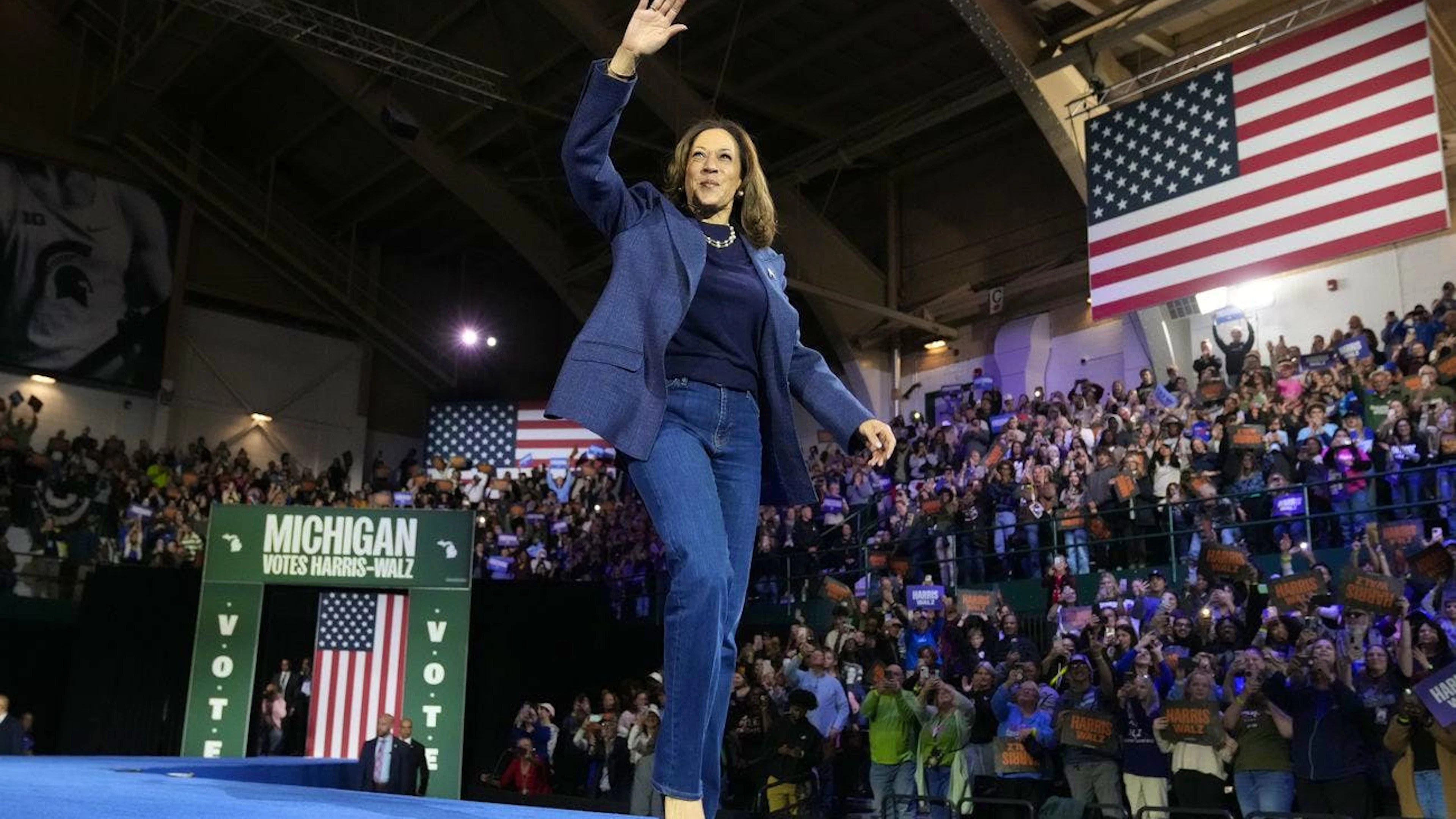 Die demokratische Präsidentschaftskandidatin Kamala Harris spricht während einer Wahlkampfveranstaltung auf dem Campus der Michigan State University am 3. November. Harris schlägt in der Diskussion um den Nahost-Konflikt gegenüber Israel härtere Töne an als ihr Vorgänger.