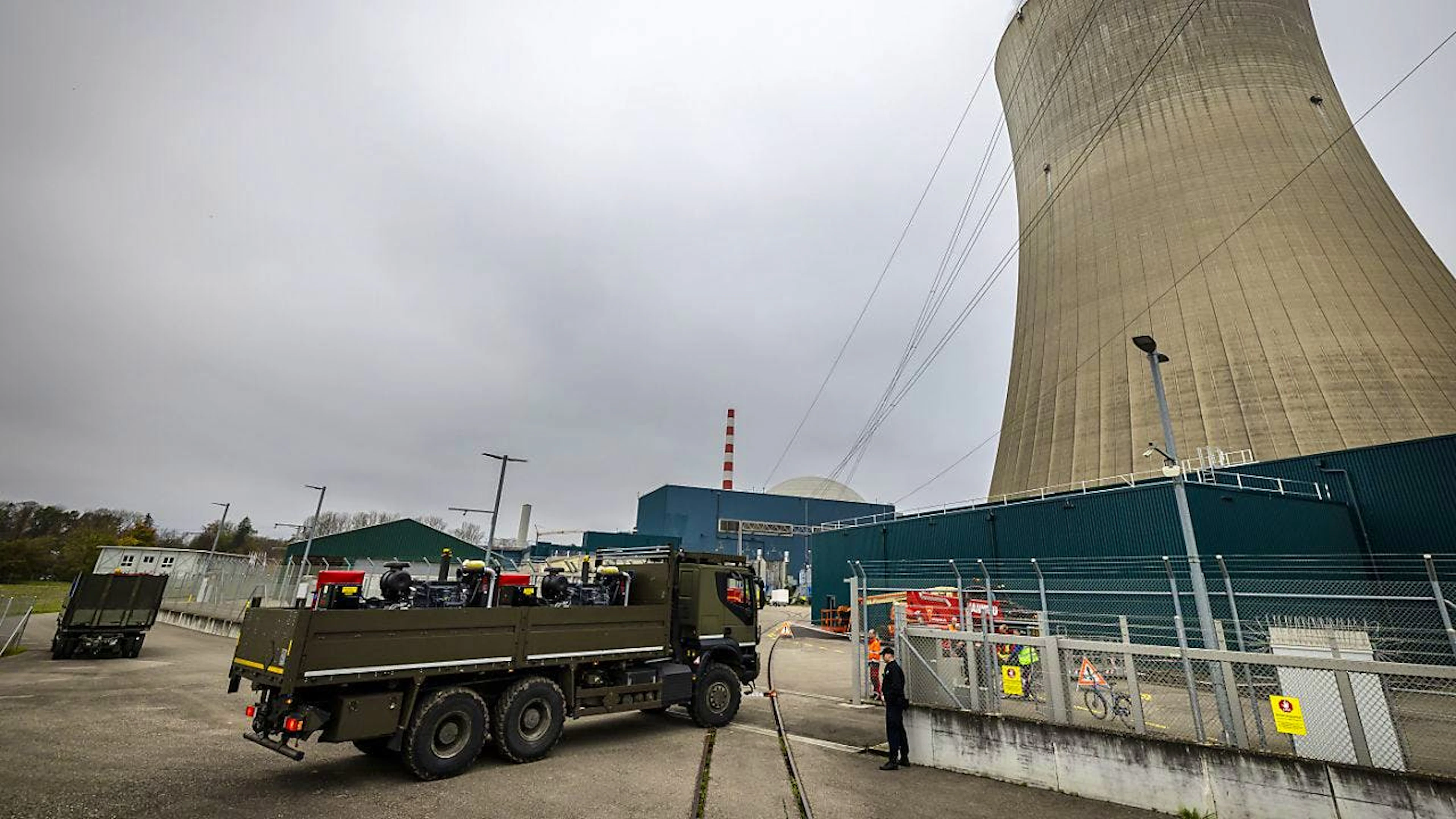 Le redémarrage de la centrale nucléaire de Gösgen, à Däniken (SO), se fait attendre après la fin de sa révision annuelle. Son exploitant doit encore présenter des garanties en cas de surcharge du système de conduites des eaux de refroidissement dans le cadre d'un projet de modernisation. (Photo d'archives)