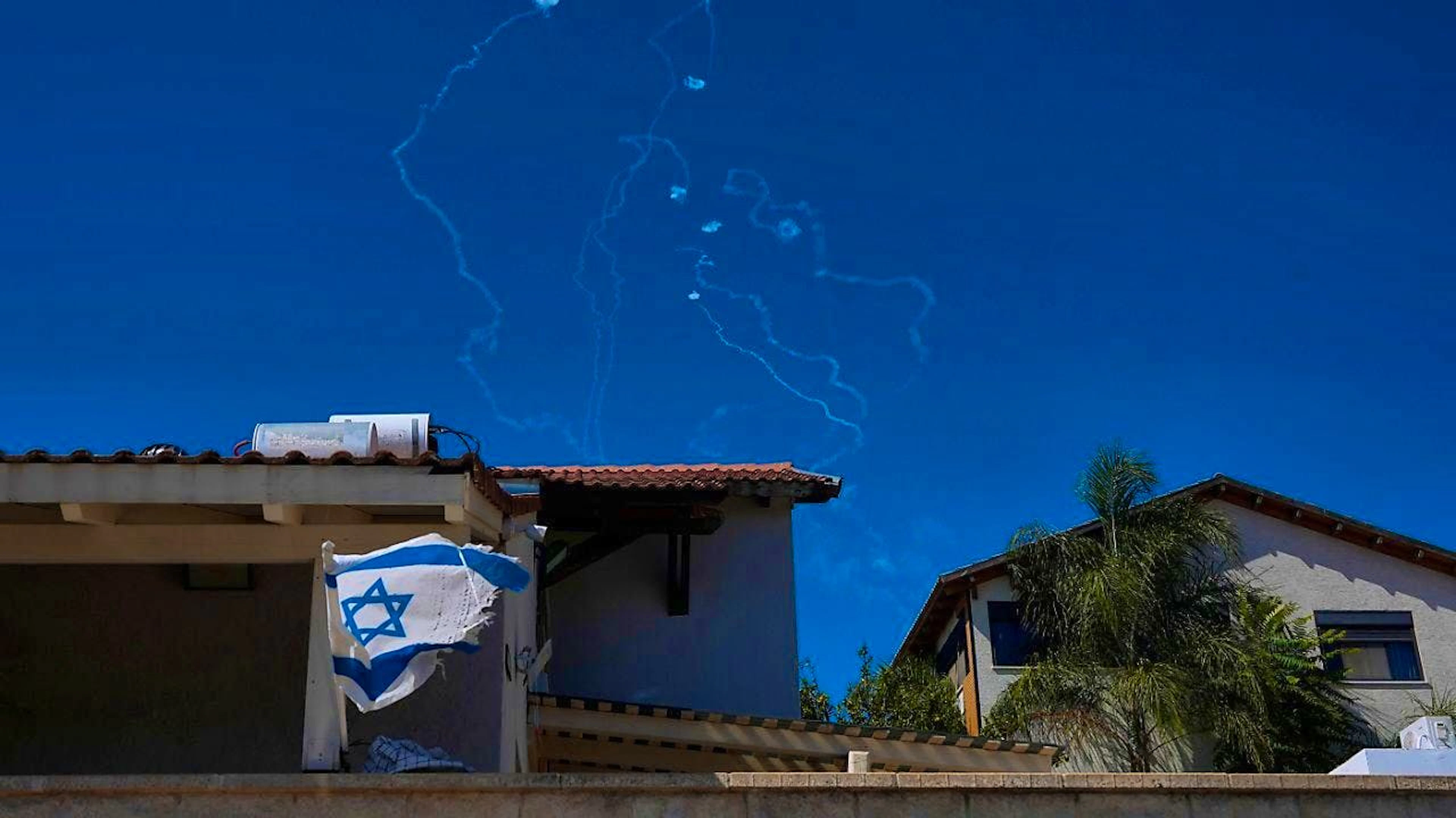 ARCHIVE - The Israeli Iron Dome air defense system fends off missiles from Lebanon. Photo: Baz Ratner/AP/dpa