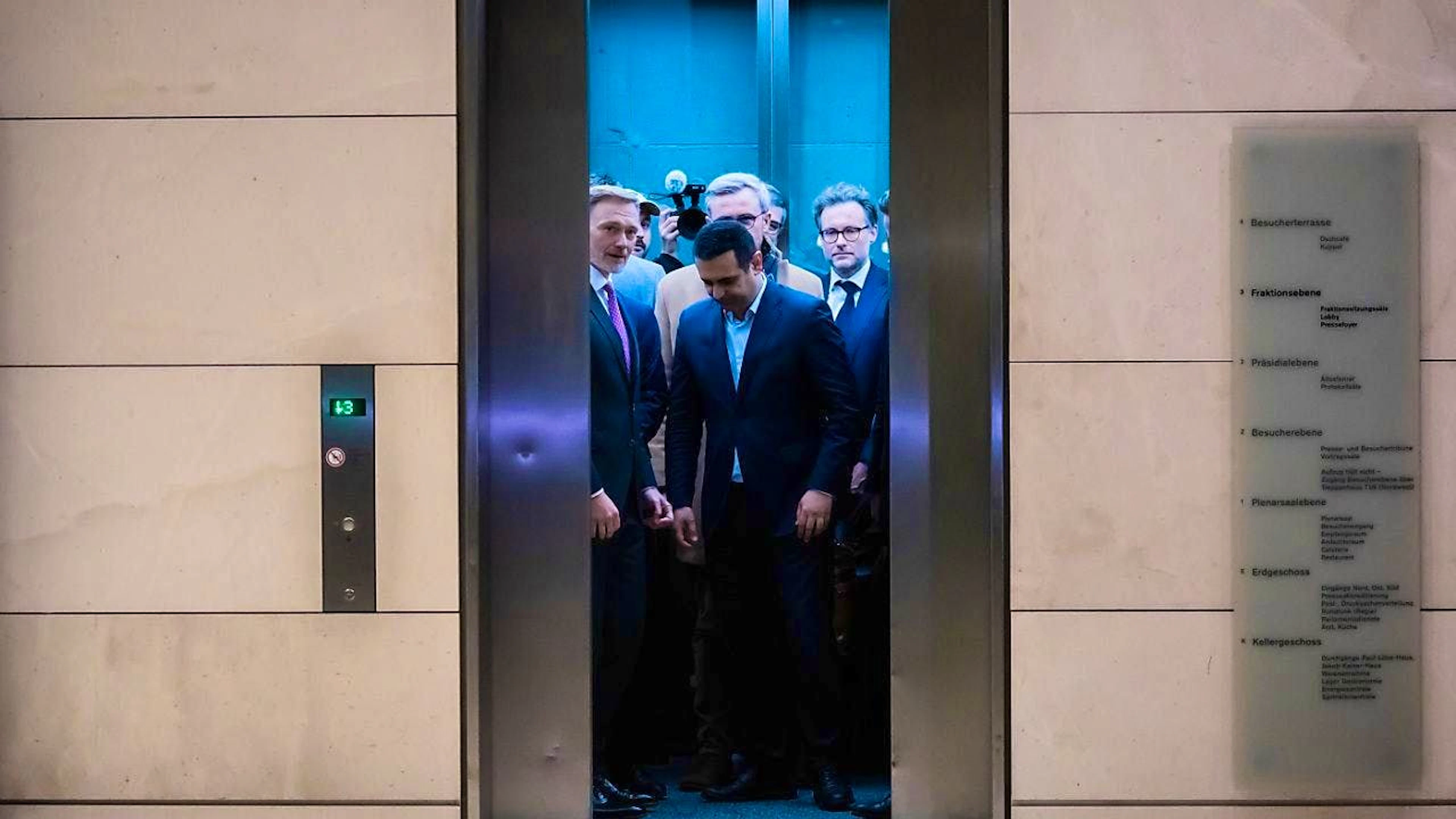 Christian Lindner (FDP, l), acting Federal Minister of Finance and FDP party chairman, arrives next to Bijan Djir-Sarai (M), FDP Secretary General, for a press statement after his dismissal by the Federal Chancellor. Photo: Christoph Soeder/dpa
