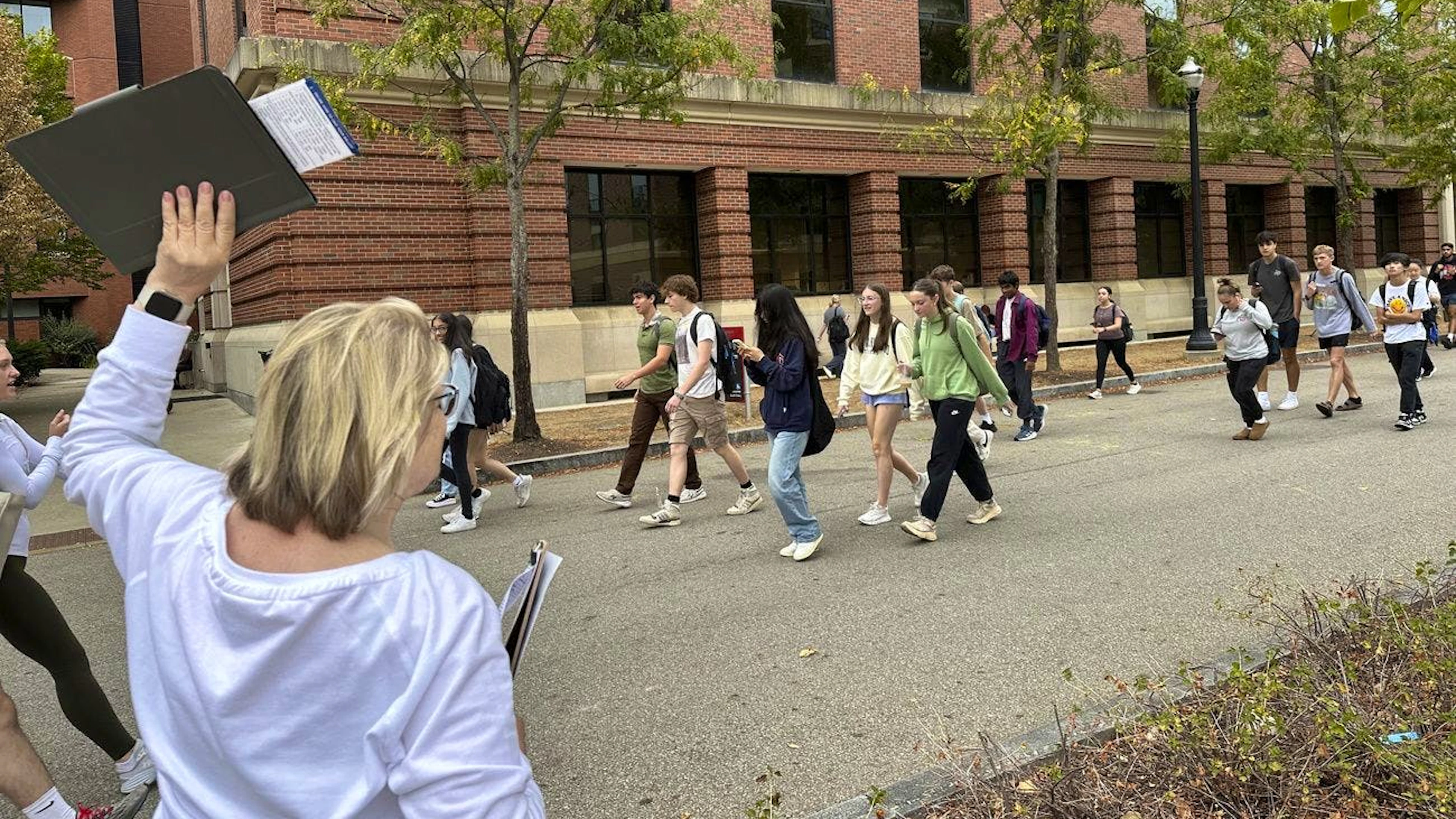 «Frauen mit Hochschulabschluss stimmen anders als andere Wähler»: Eine Freiwillige der <em>League of Women Voters of Ohio</em> spricht an der Ohio State University in Columbus am 26. September junge Frauen an, damit diese sich registrieren.