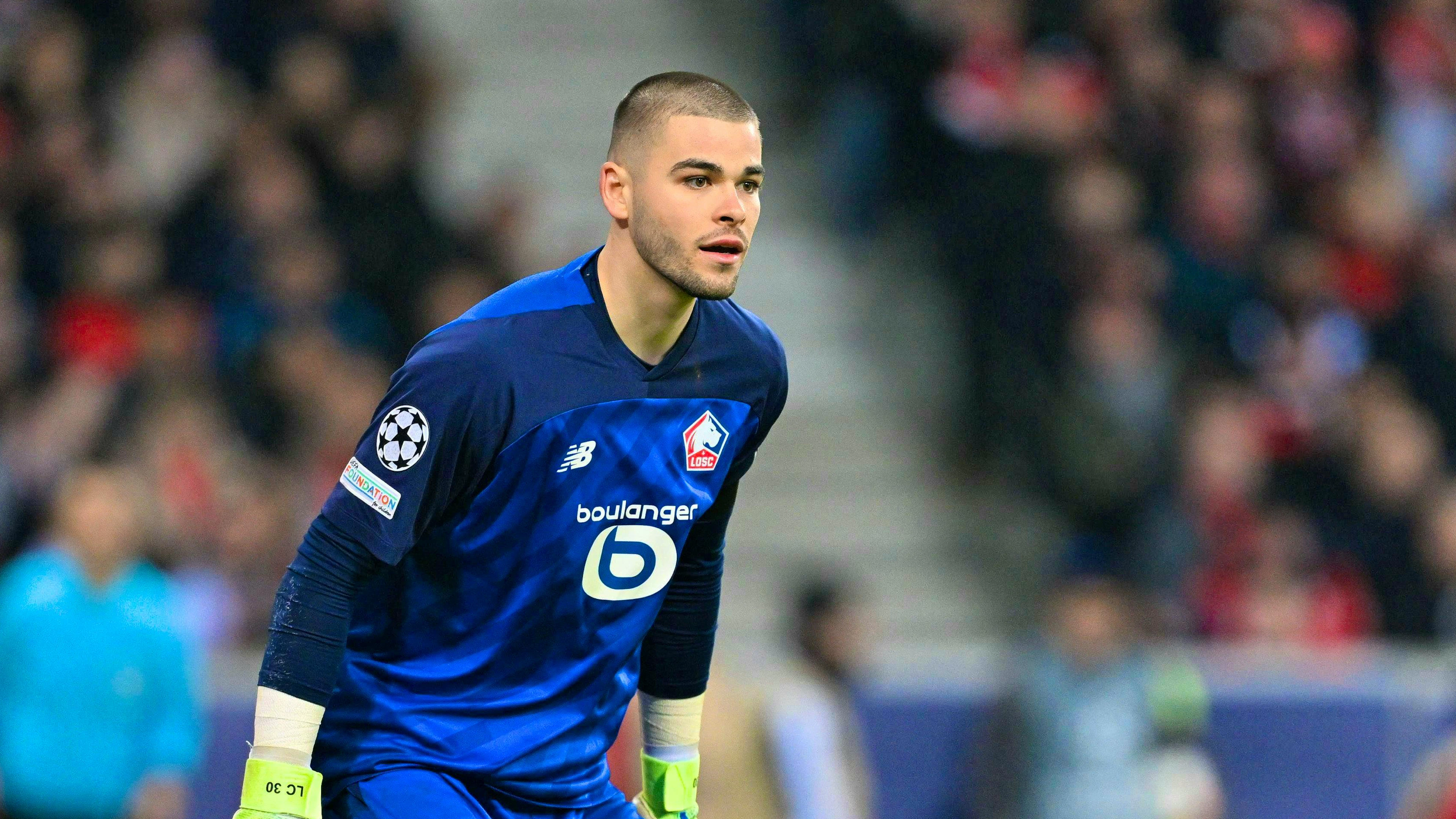 Lucas Chevalier makes it into the highlights of the Champions League evening with his save.