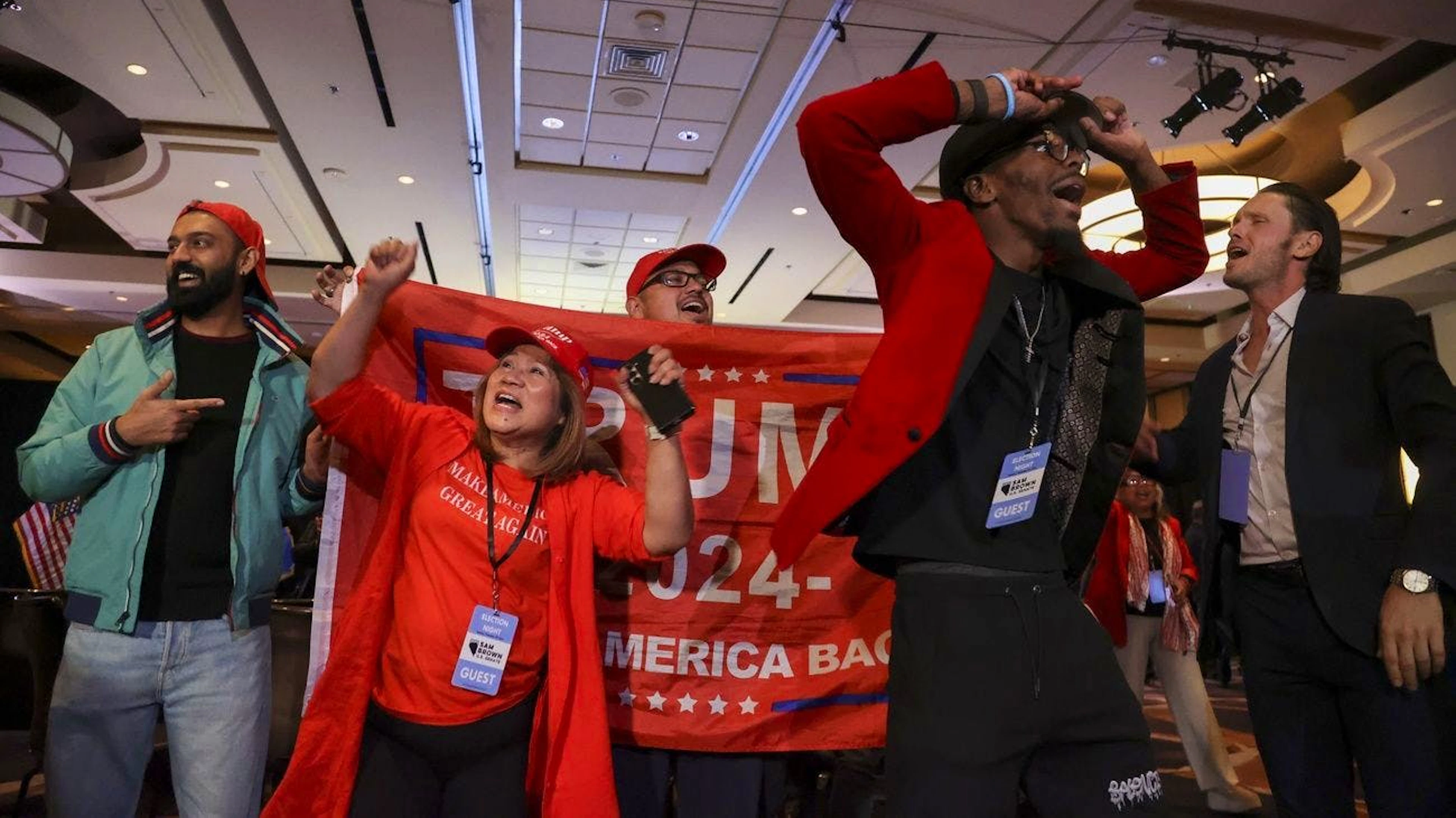 In Las Vergas im US-Bundesstaat Nevada haben Trump-Anhänger*innen allen Grund zu jubeln, als bekannt wird, dass Trump die Wahlleute in Pennsylvania gewinnt, die ihm die Wiederwahl sichern.