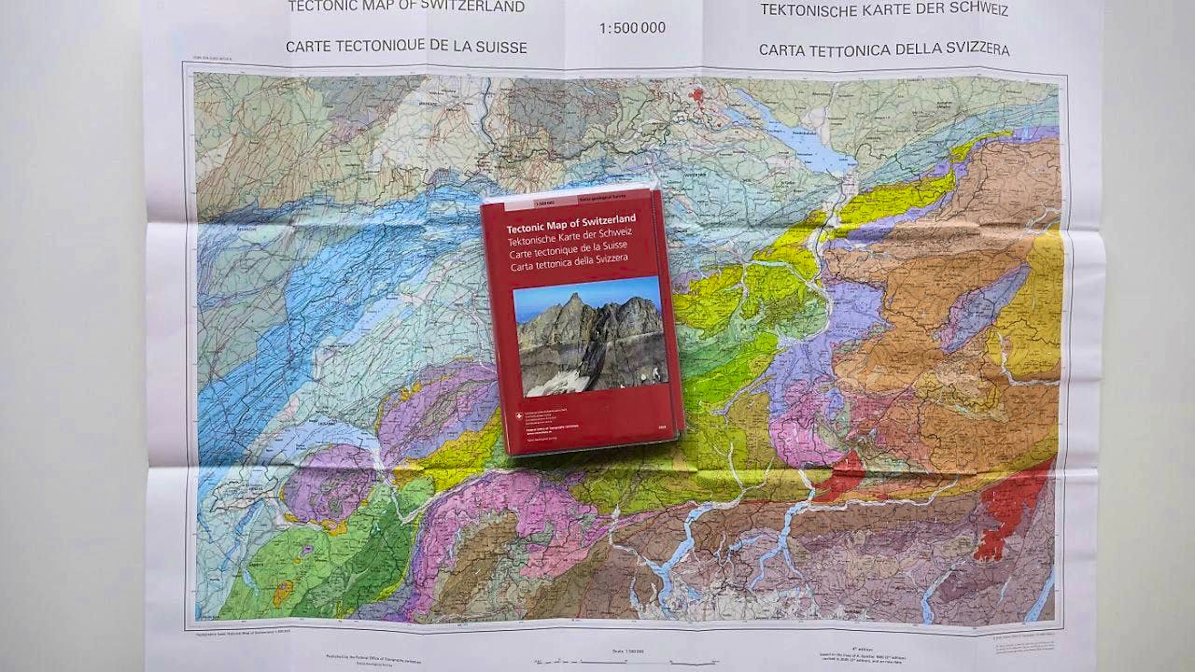 The tectonic map of Switzerland from Swisstopo at a scale of 1:500,000.