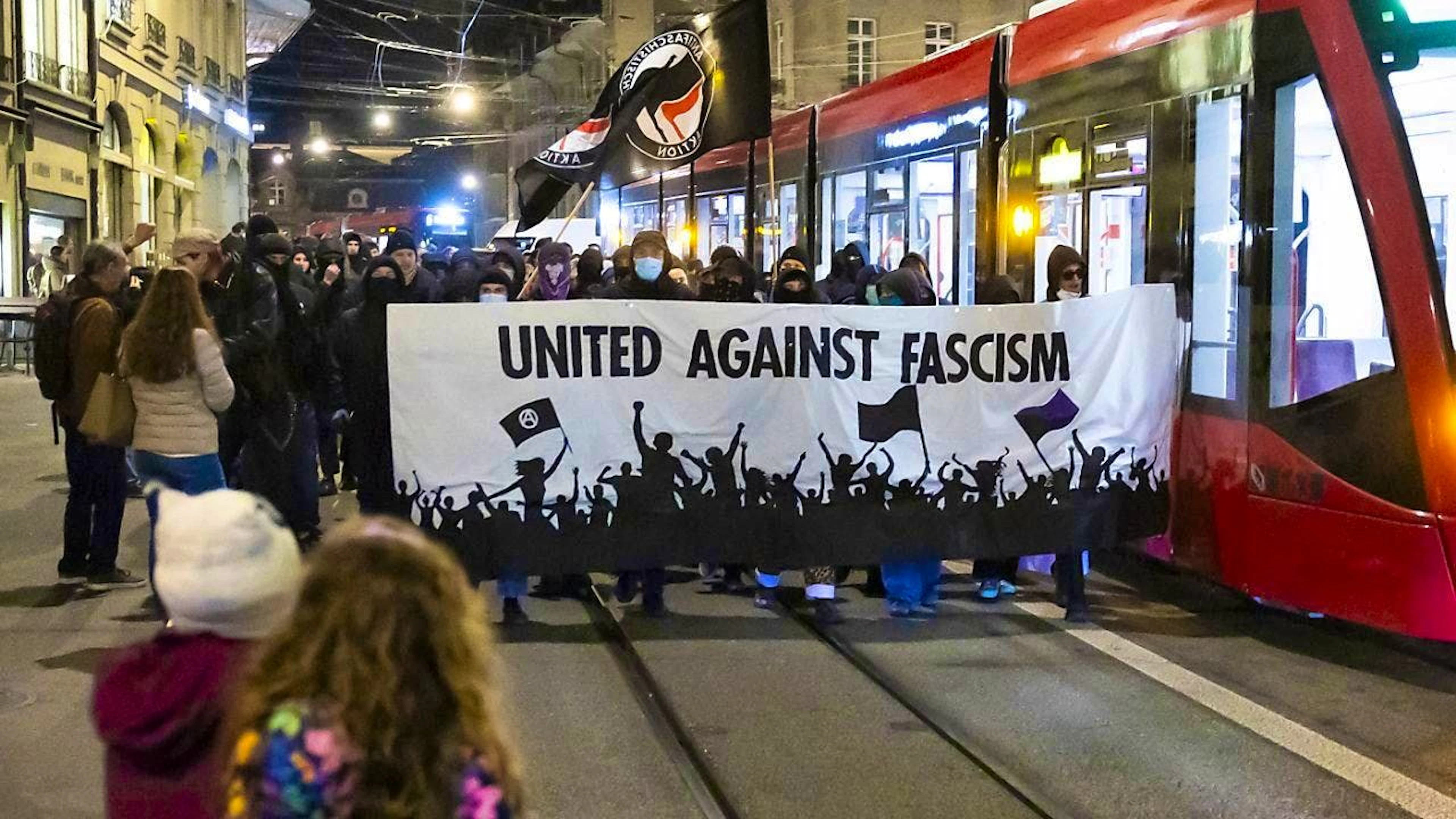 Opponents of Donald Trump being elected as the next US president demonstrated "United against fascism" in Bern on Friday evening.