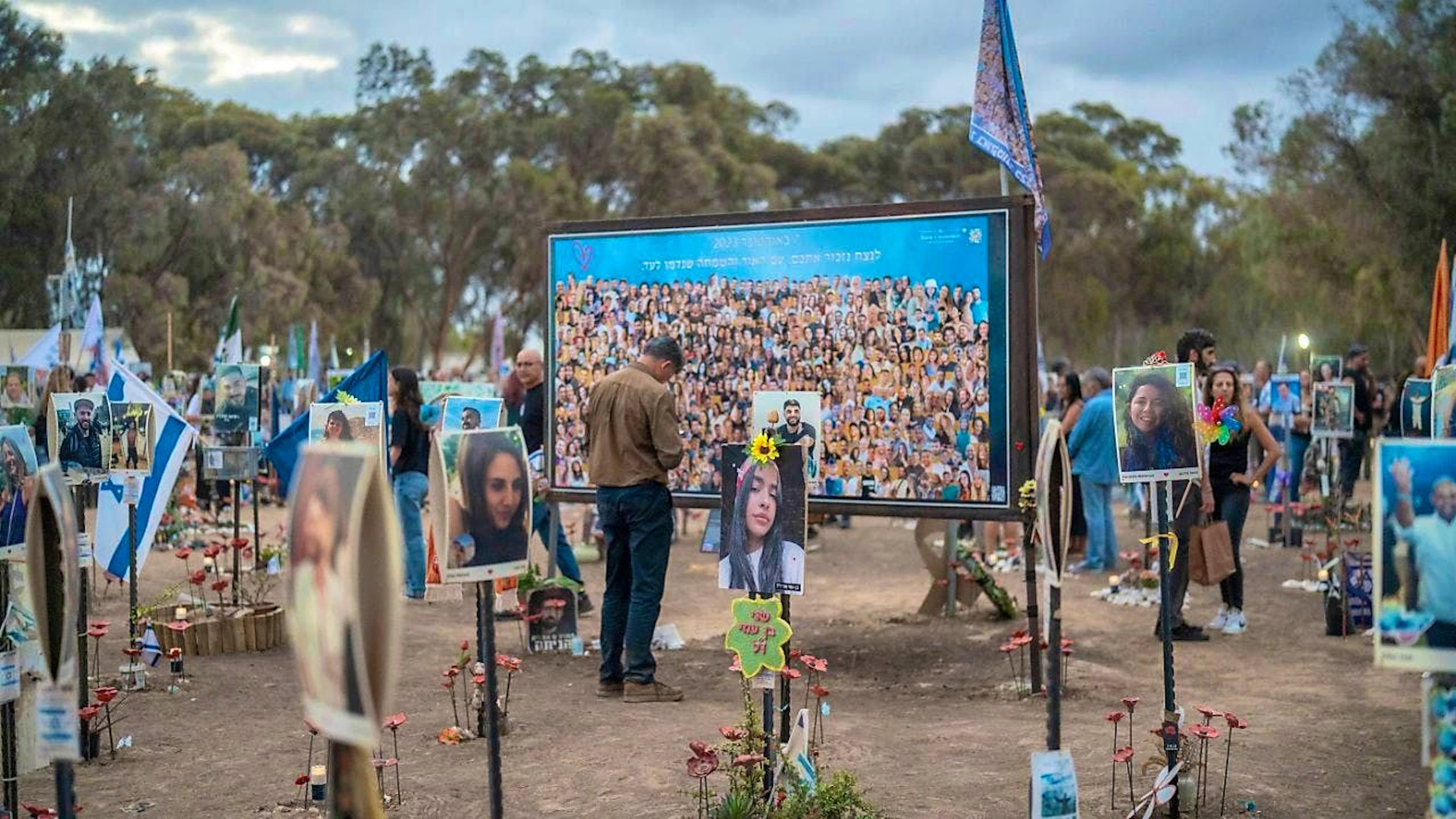 ARCHIVE - Relatives and friends mourn at the Nova Festival site on October 7 to mark the first anniversary of the Hamas attack on Israel. Photo: Ilia yefimovich/dpa