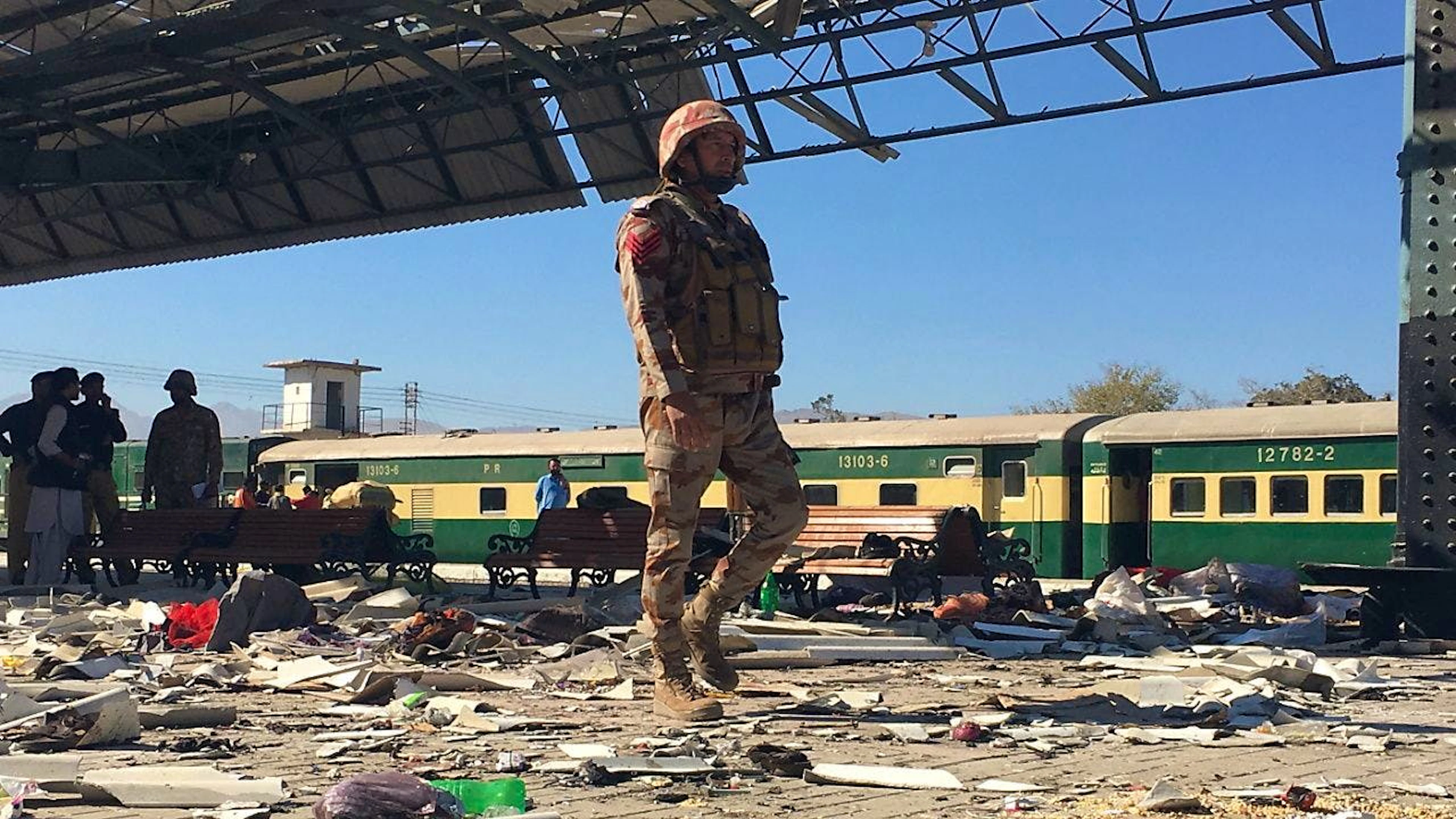 L'Armée de libération du Baloutchistan (BLA), l'un des principaux groupes séparatistes baloutches, a revendiqué l'explosion qui a soufflé l'immense abri de tôle censé protéger les voyageurs du soleil ou de la pluie dans la gare de Quetta.