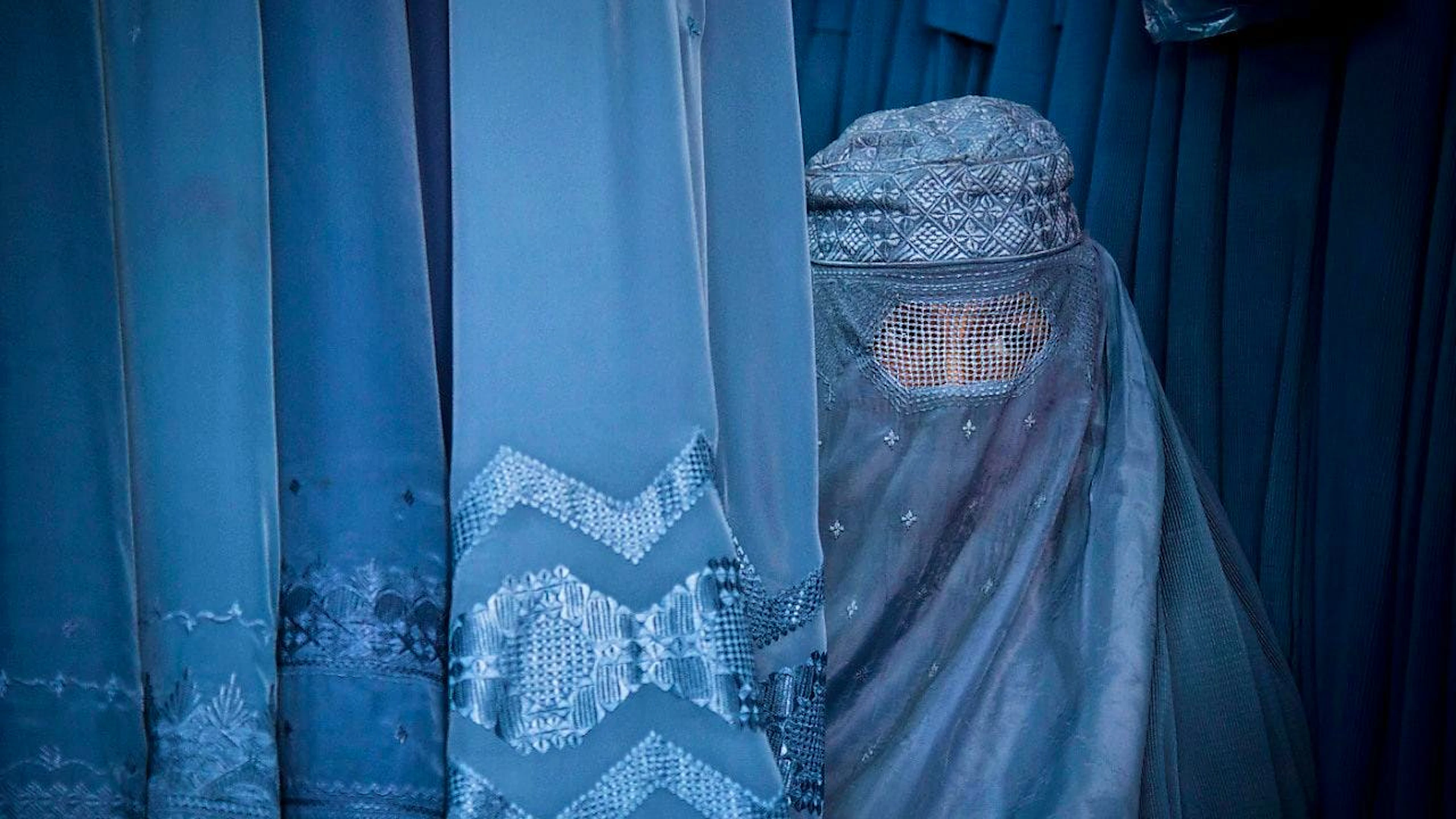 Une application ultra-rigoriste de la loi islamique incite les femmes à "voiler" leur voix et leurs corps hors de chez elles.
